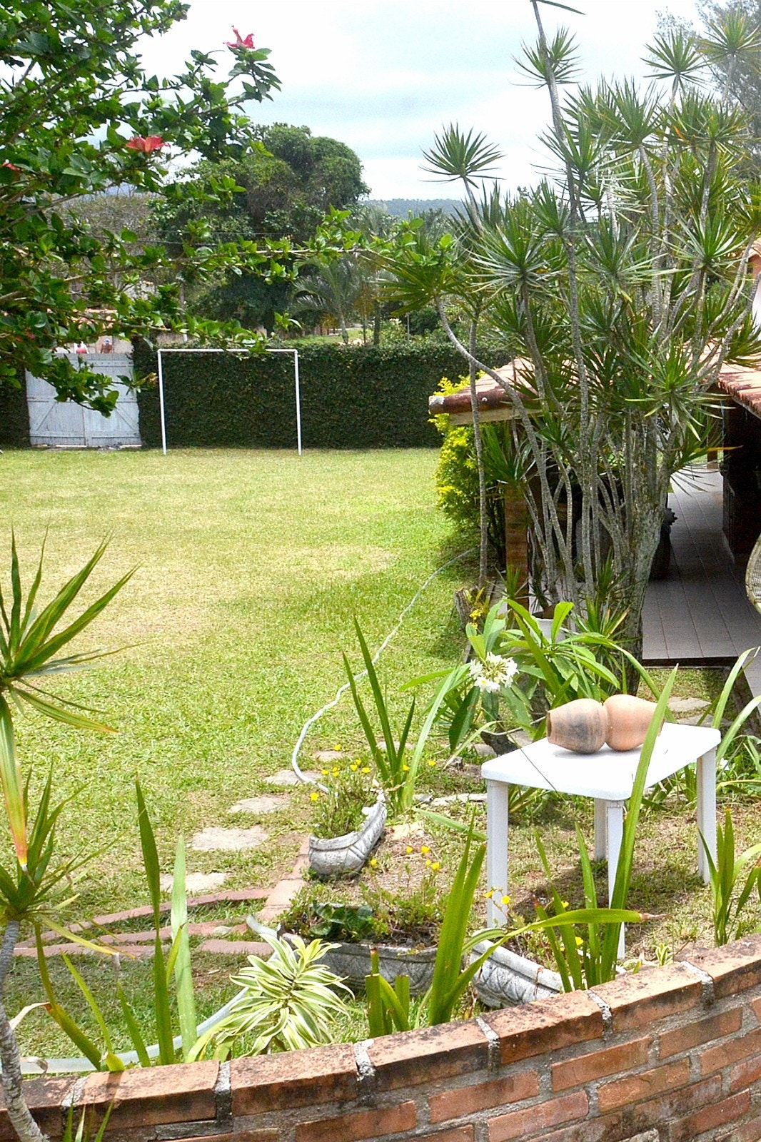 Eiendommen har en stor hage med plen Galleribilde