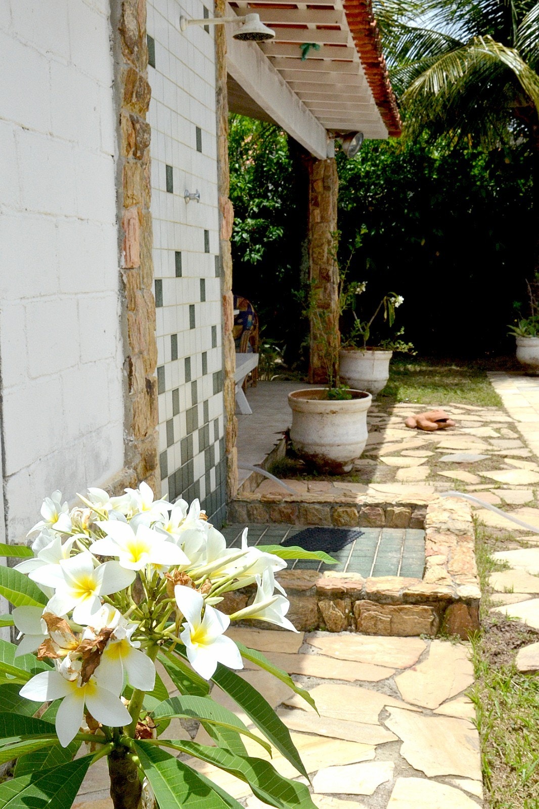 Ute-dusj ved annekset Galleribilde