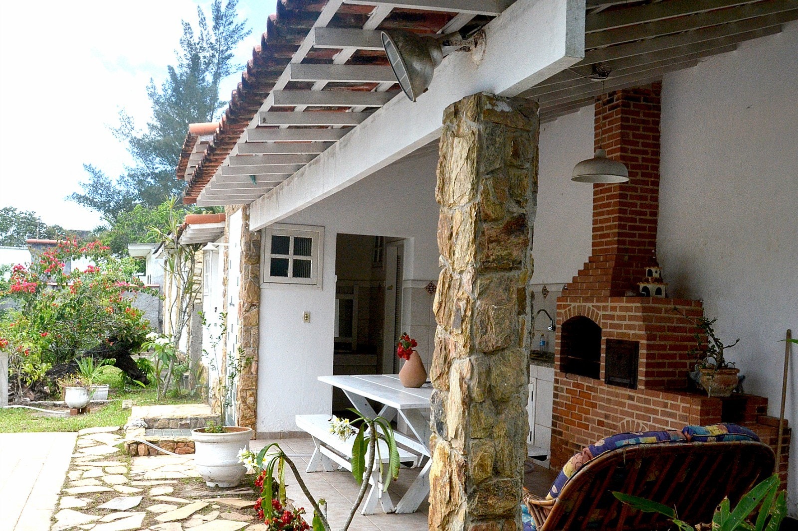 Grill-kjøkken og sittegruppe ved annekset Galleribilde