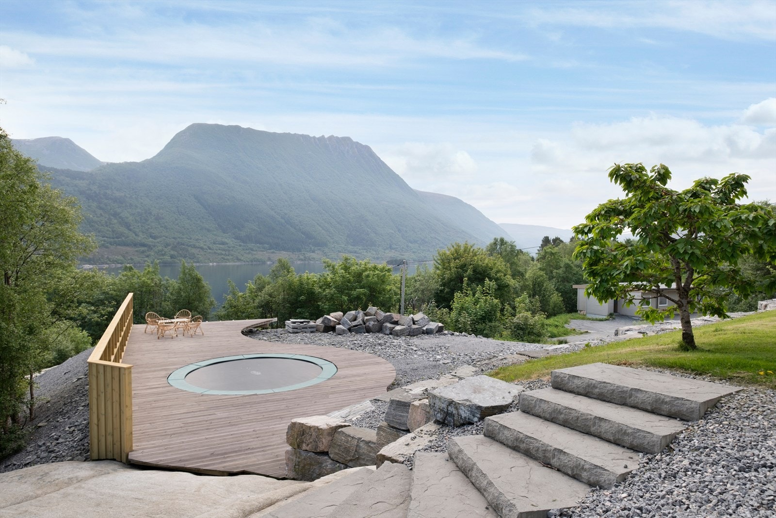 Lekker tilkomst til terrasse via natursteinstrapp Galleribilde