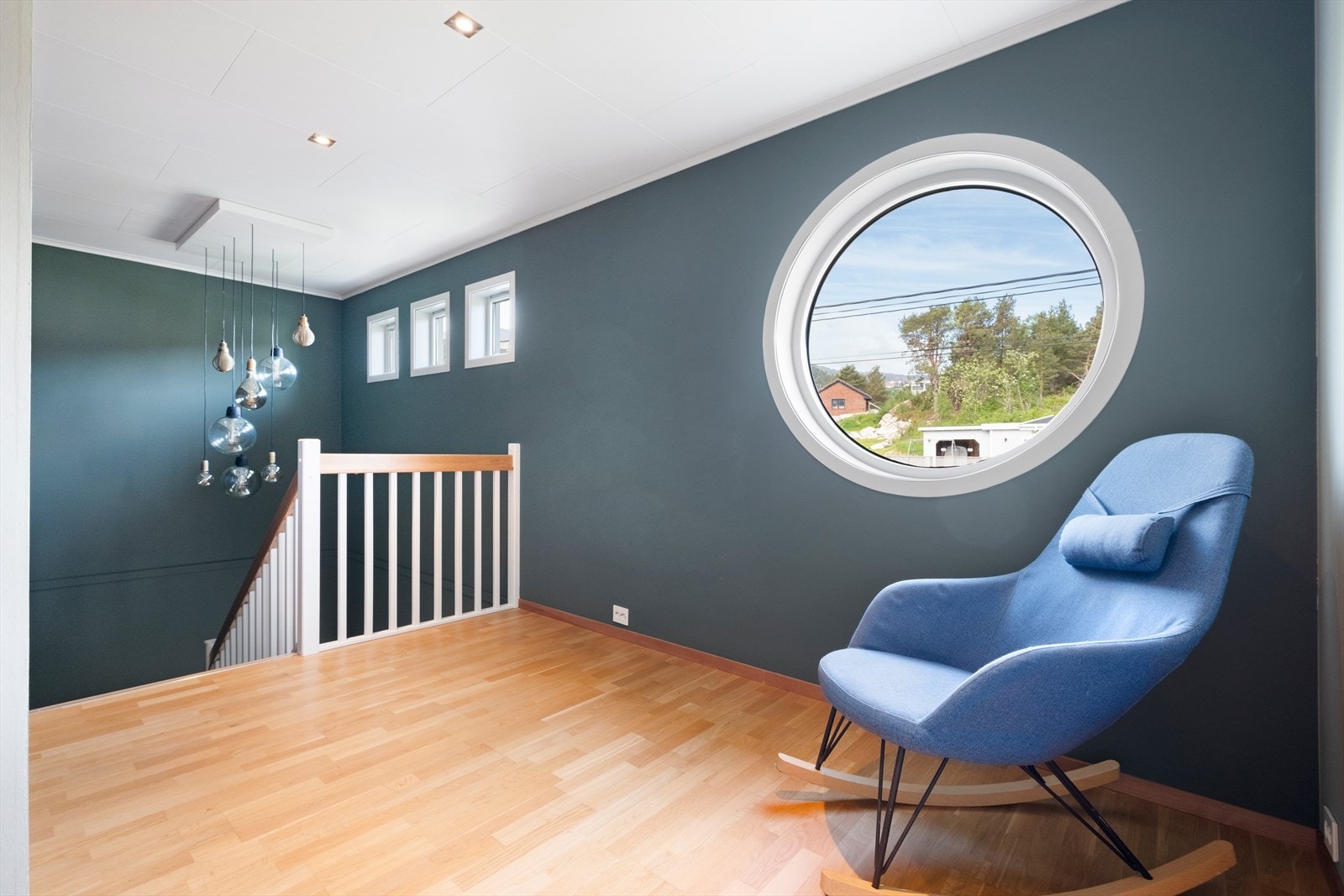 Gang på loft, legg merke til det stilige vinduet Galleribilde