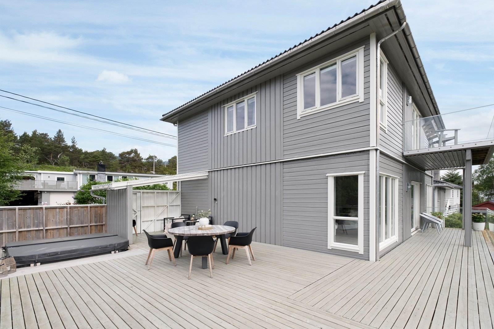Veranda i hovedetasje og loftsetasje Galleribilde