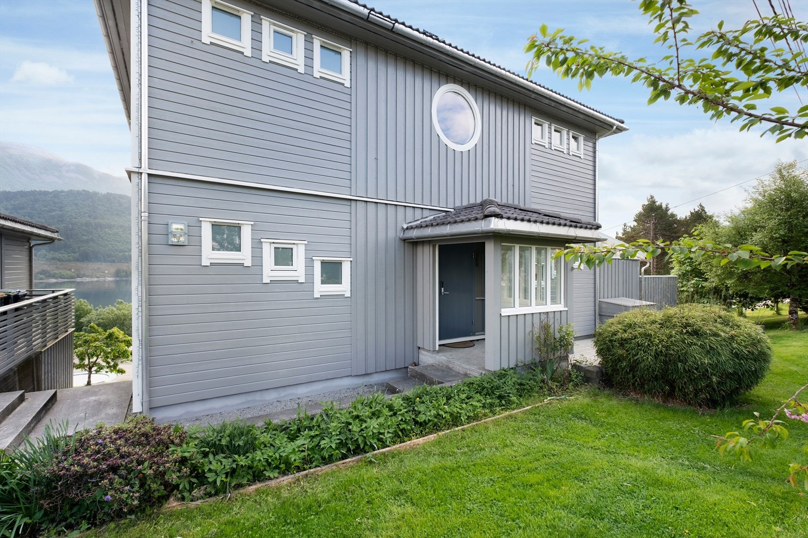 Overbygd inngangsparti. Velkommen inn! Galleribilde