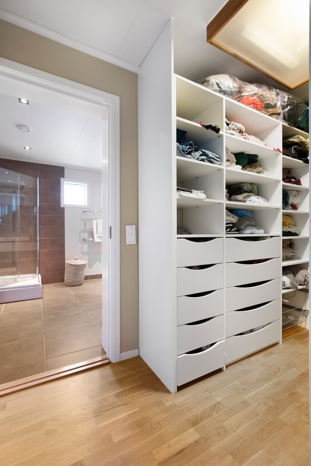 Tilkomst fra bad mot soverom gjennom walk-in-garderobe Galleribilde