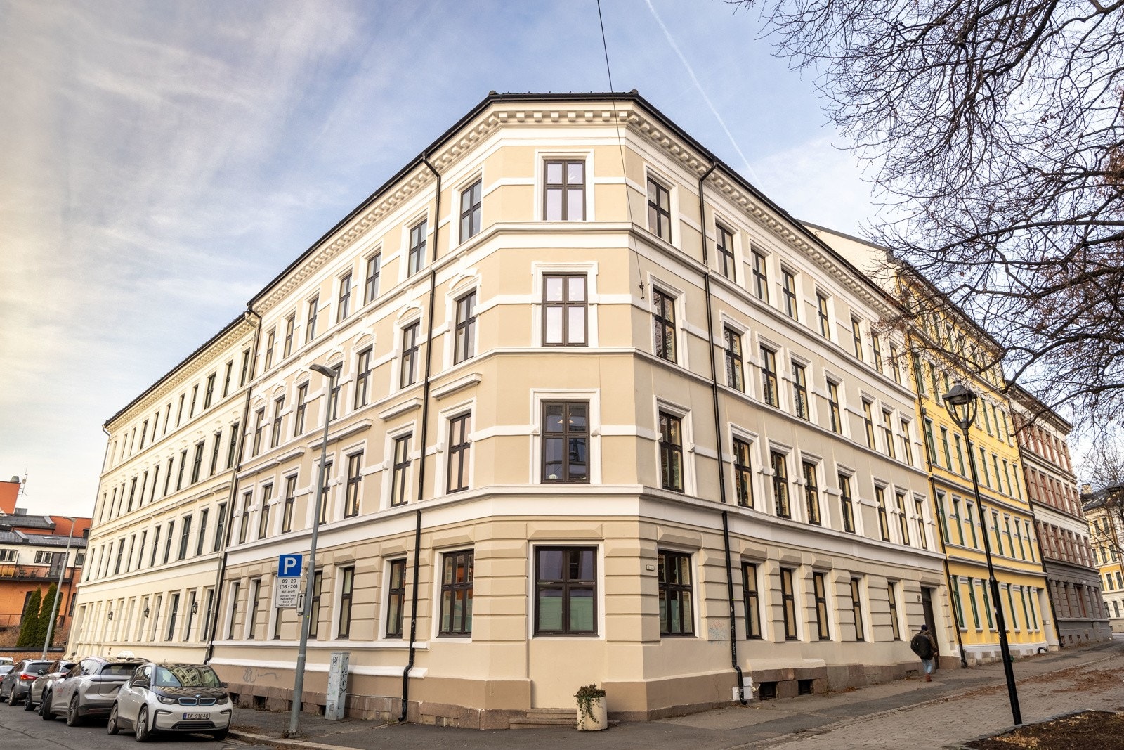 Klassisk bygård med sentral plassering i byen, med kort vei til alle fasiliteter Oslo har å by på. Galleribilde