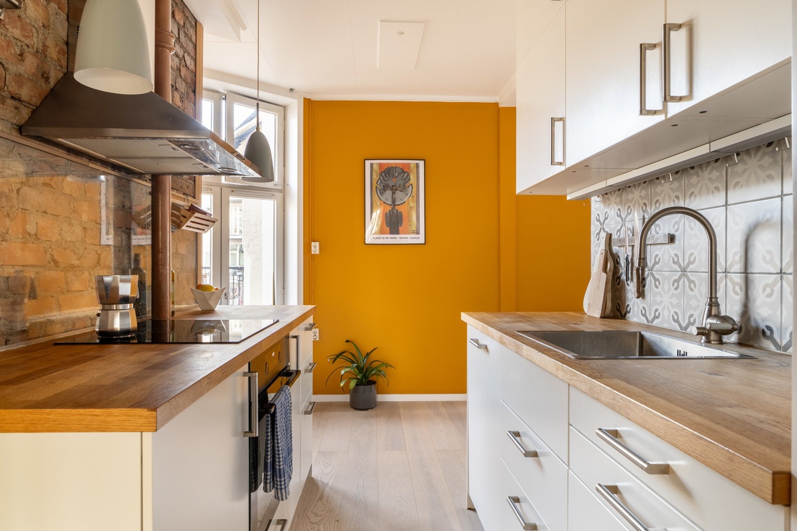 Av integrerte hvitevarer er det kjøleskap med fryser, oppvaskmaskin, stekeovn og induksjonstopp. Galleribilde