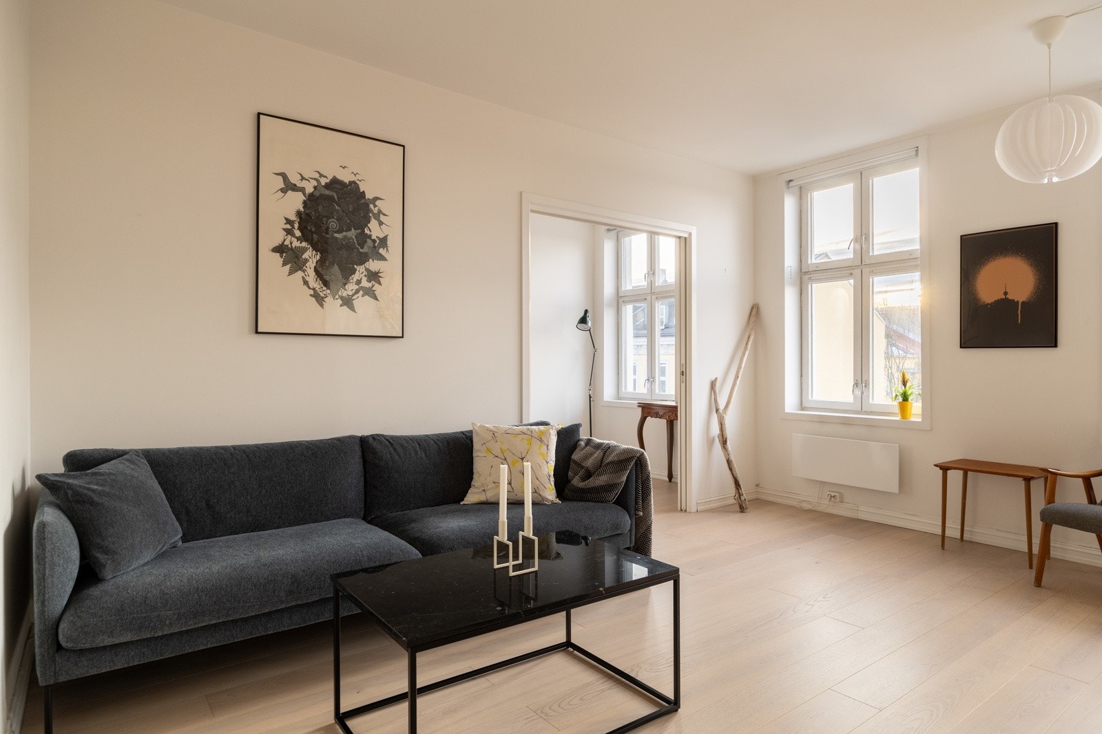 Tilkomst fra stue til soverom via skyvedører, som skaper en åpen atmosfære. Galleribilde