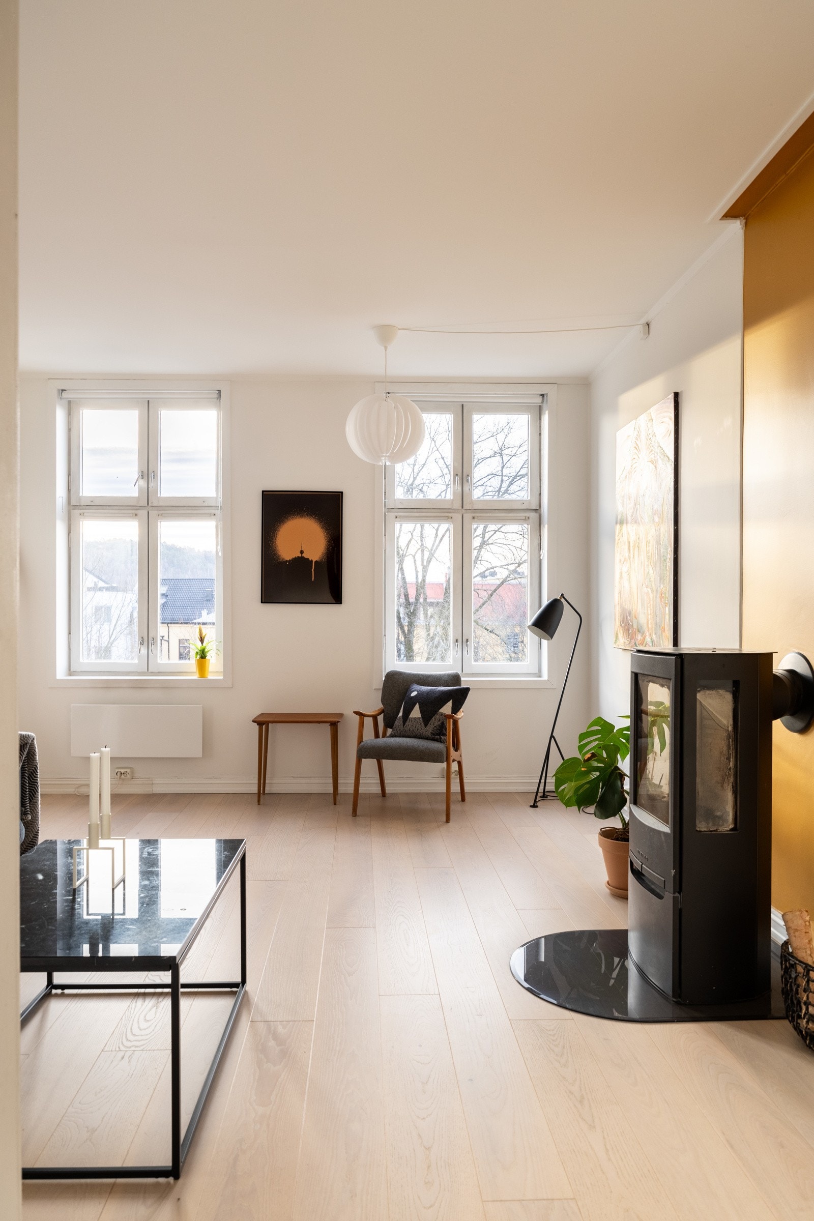 Leiligheten har store vindusflater som slipper inn mye naturlig lys. Galleribilde