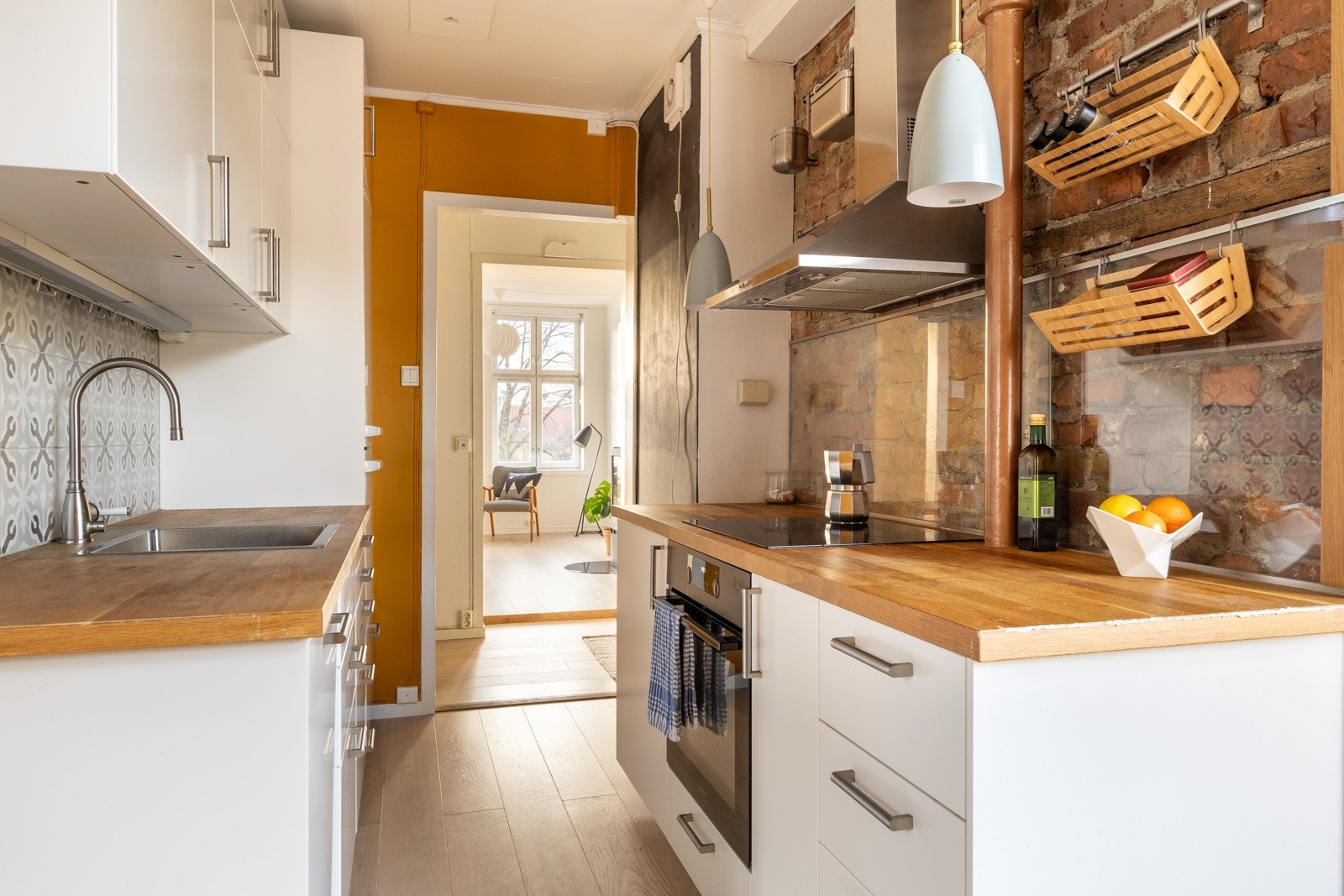 Separat stue og kjøkken. Flott kjøkkeninnredning fra 2015 med slette fronter og benkeplater av treverk. Galleribilde