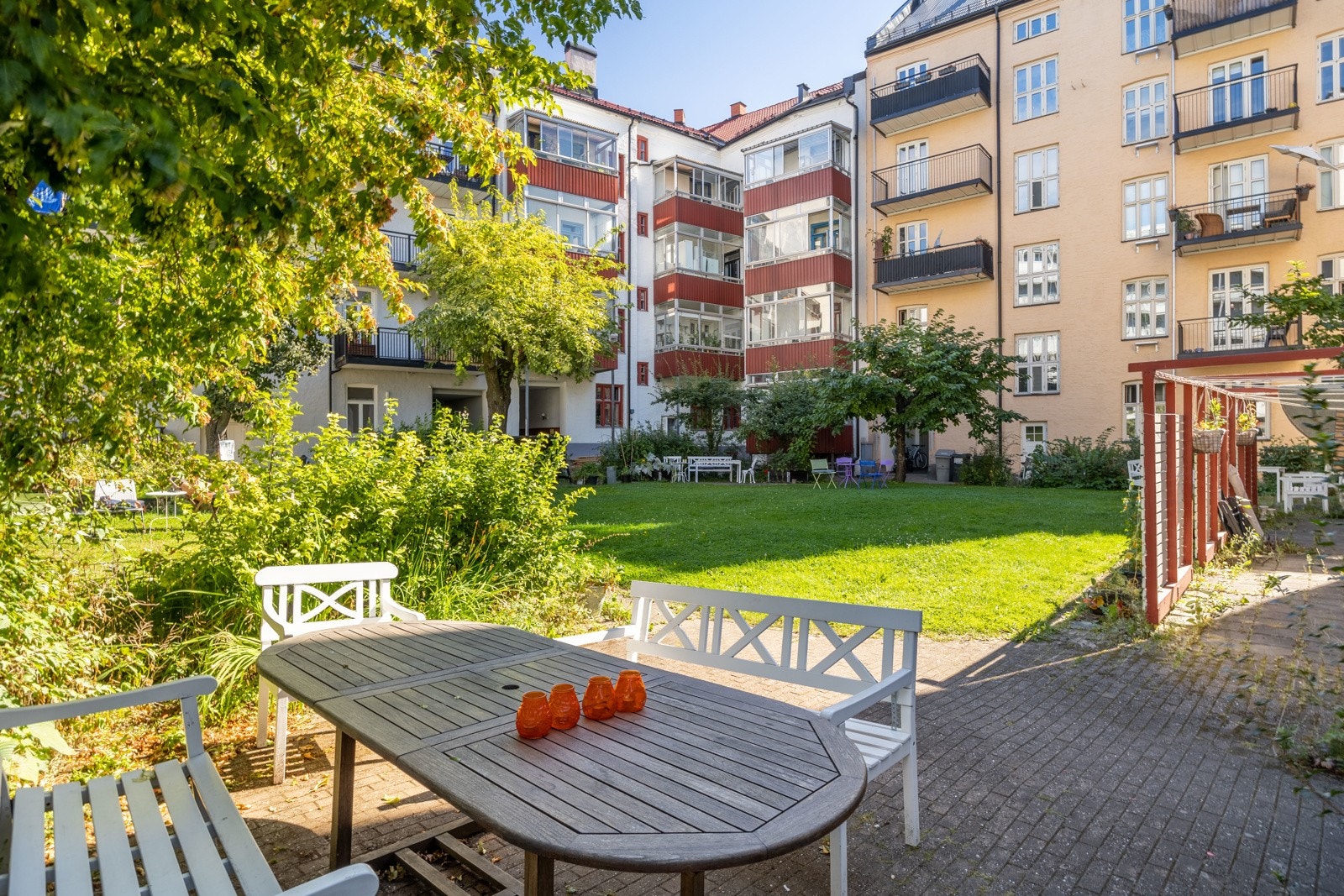 Veldrevet borettslag med idyllisk felles bakgård. Galleribilde