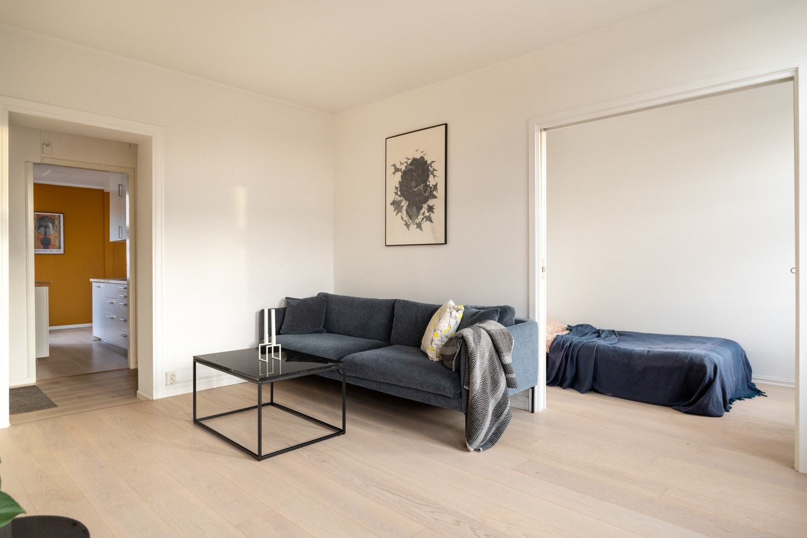 Fint parkettgulv på stue, kjøkken, gang og soverom. Galleribilde