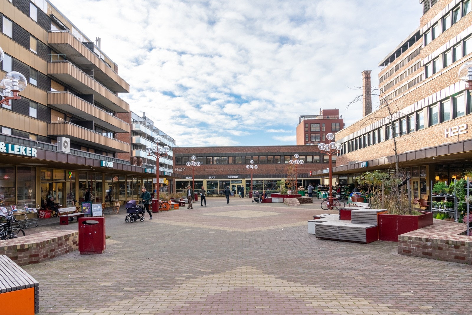 Tøyen Torg med servicetilbud og T-banestopp. Galleribilde