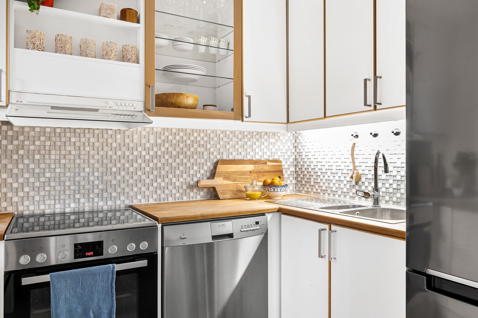 Her er opplegg for vaskemaskin. Vaskemaskin, ovn og kjøleskap medfølger. Galleribilde