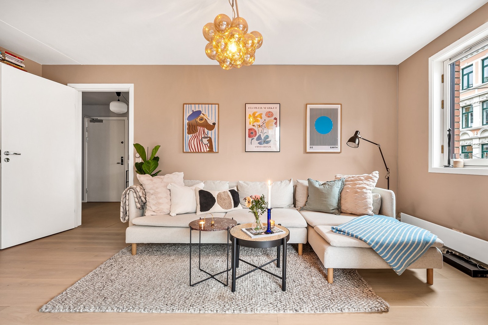 Her er det god plass til å innrede med både sofagruppe og spisebord. Galleribilde