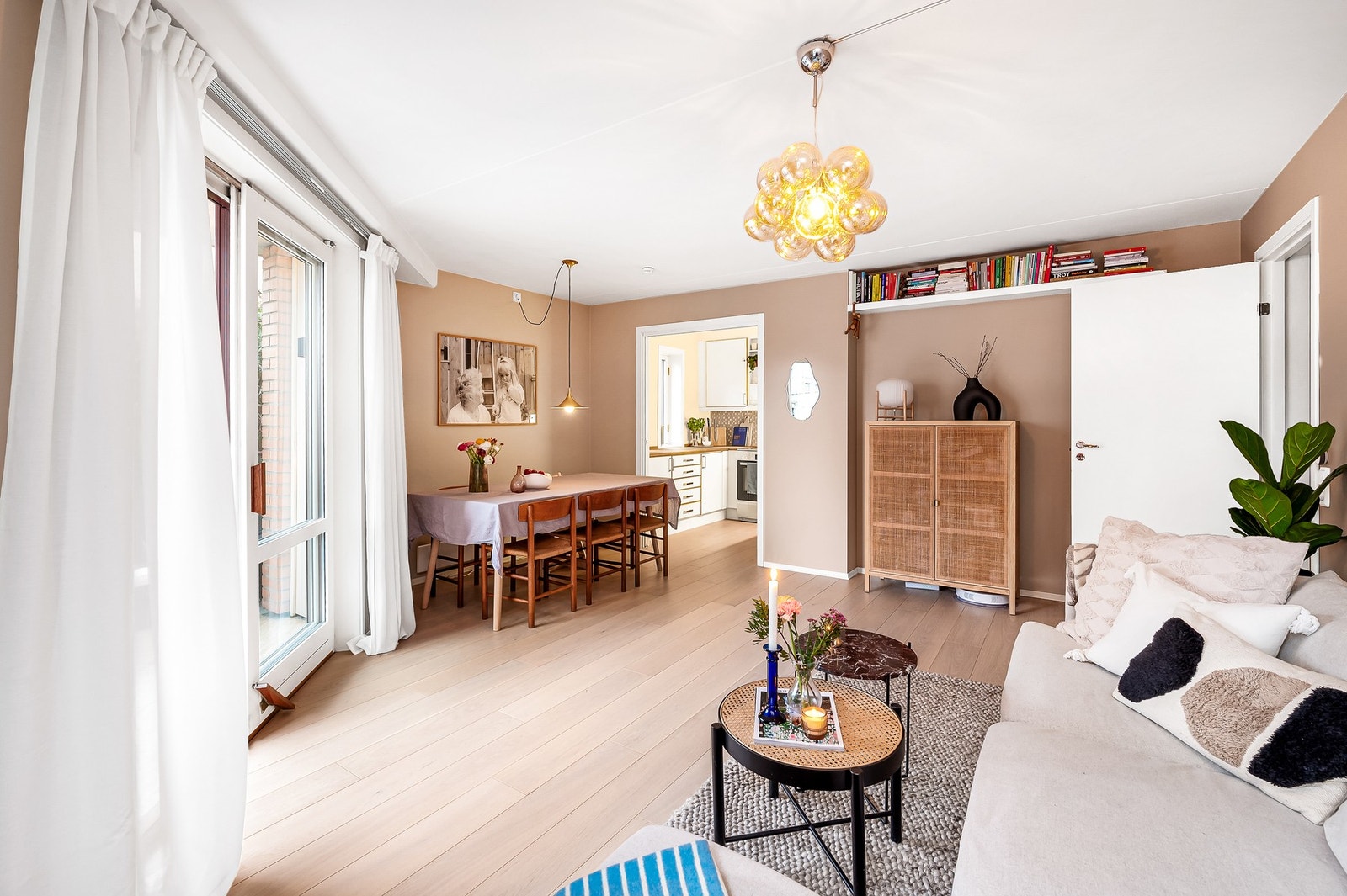 Stuen har flere fine soner hvor man enkelt kan møblere etter egne behov. Galleribilde