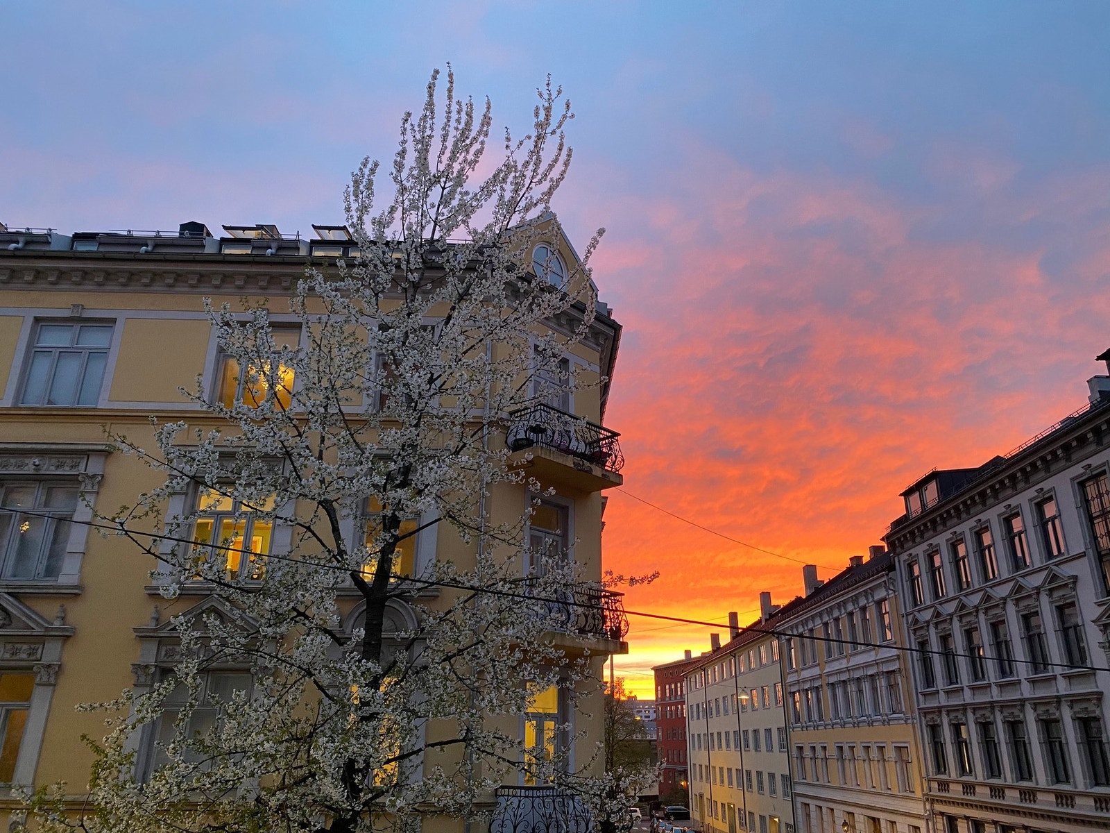Selger opplyser at sola på sommerstid er på balkongen fra ca. 15 til 18, før den går bak bygningen. Deretter titter den frem igjen rundt 20-21 tiden. Galleribilde