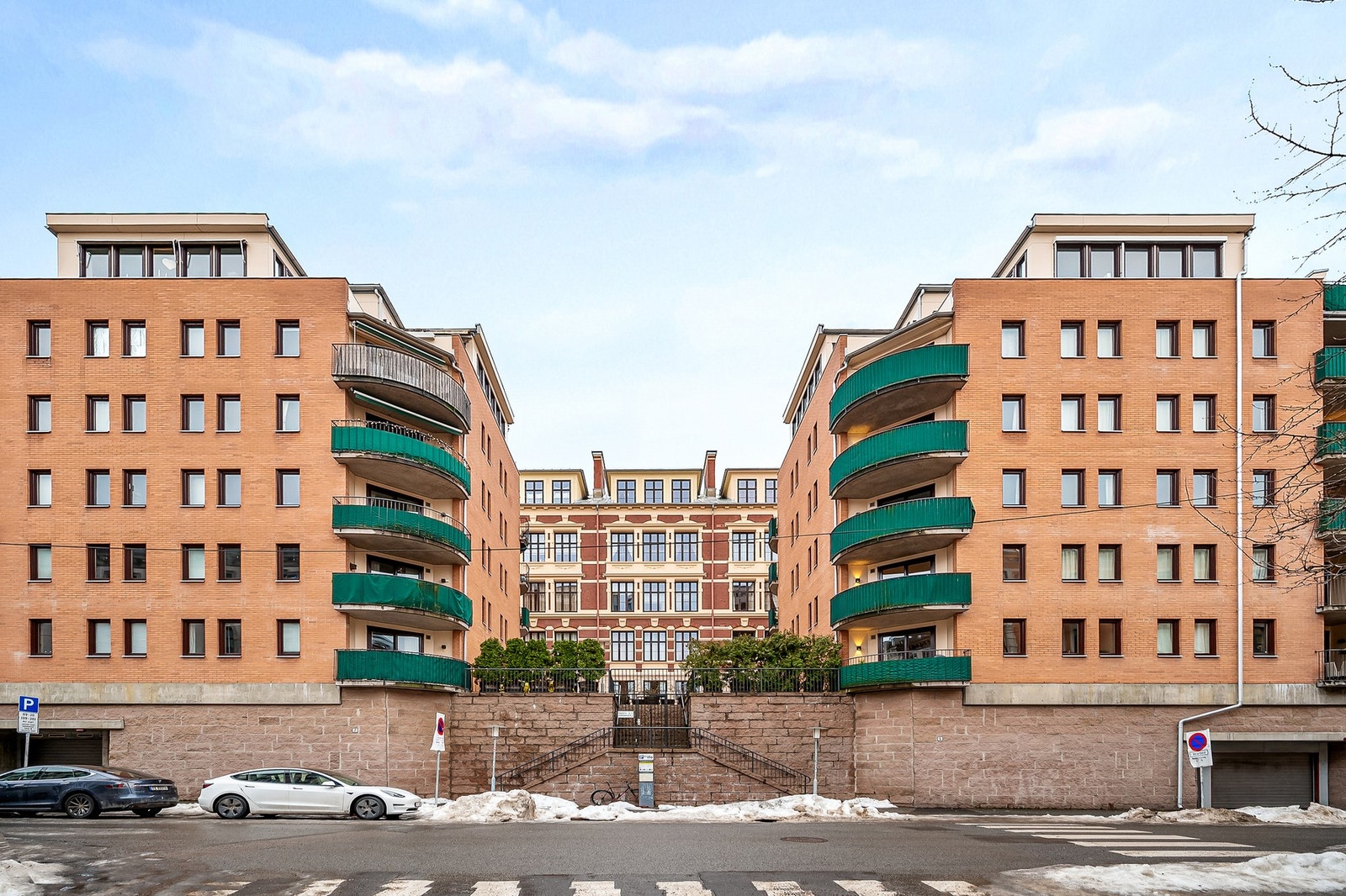 Boligen ligger i et populært og velholdt borettslag. Bakgården er lukket med port og leilighetens beliggenhet oppleves som en god 2. etasje fra bakkeplan. Galleribilde