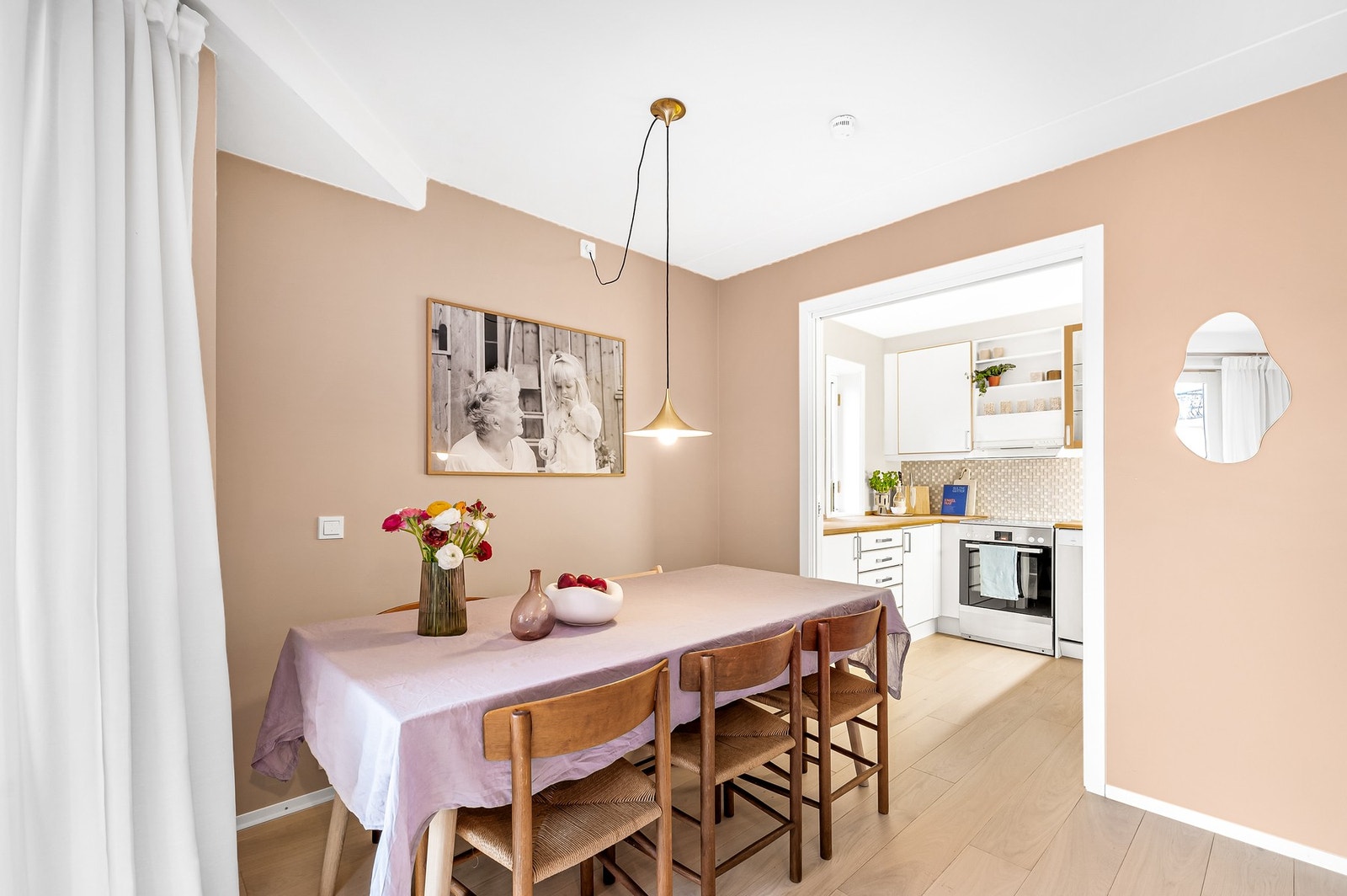 Selv om kjøkkenet er i eget rom, er det mulig å holde det sosialt og åpent. Galleribilde