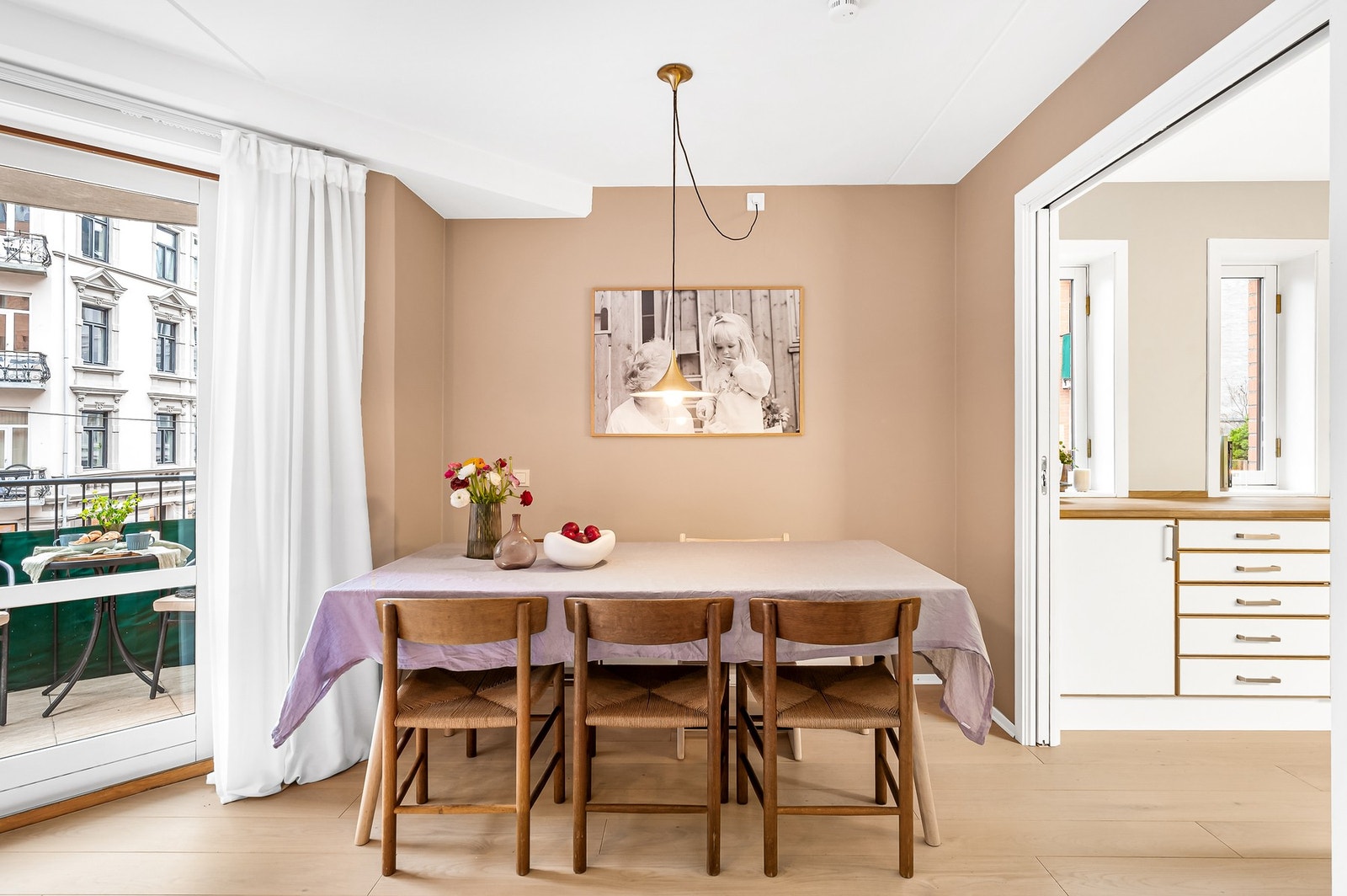 Her er det plass til et stort bord hvor du kan invitere på middag! Galleribilde