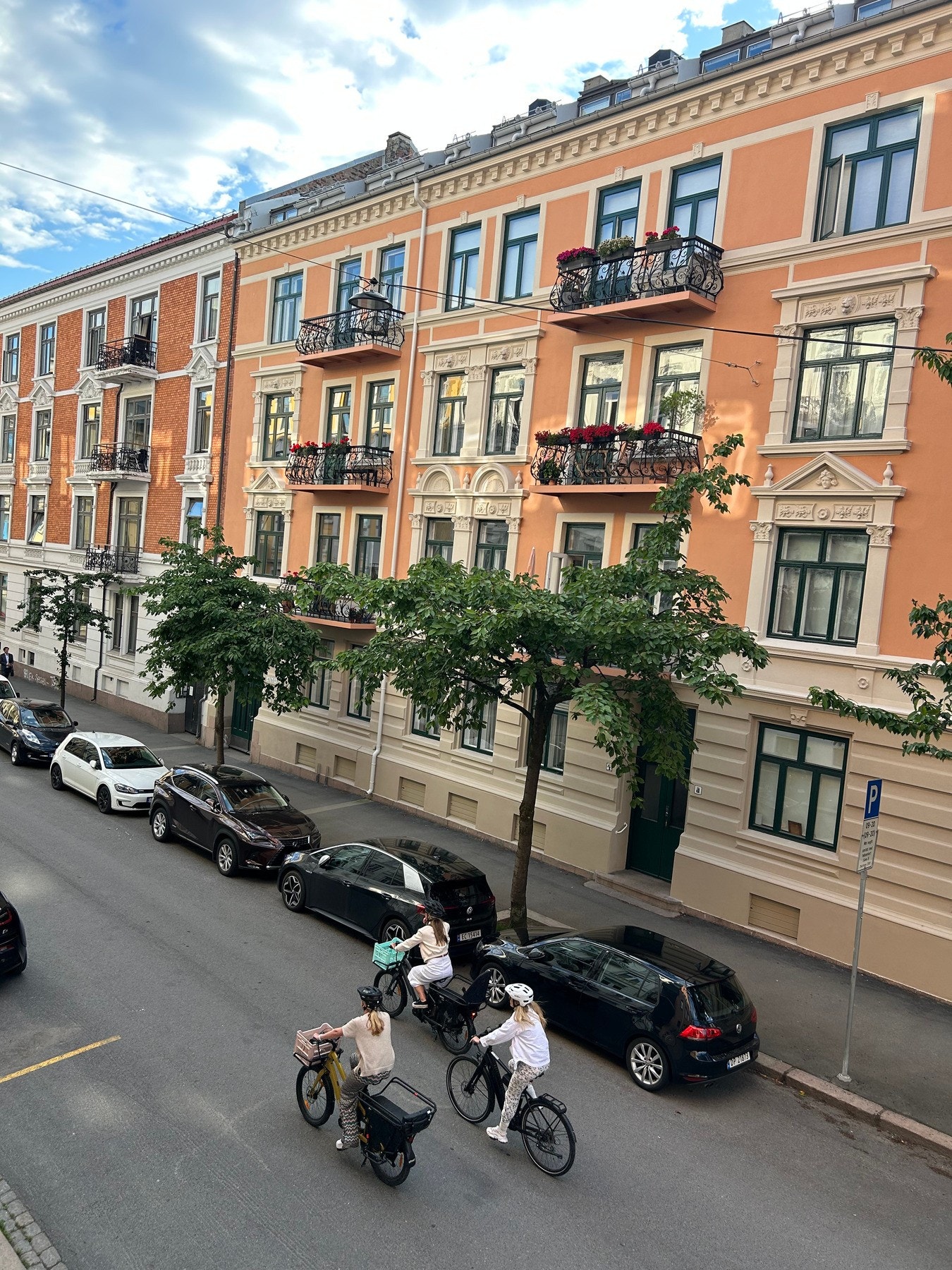 Utsyn fra balkongen. Boligen ligger i høy 1. etasje. Galleribilde