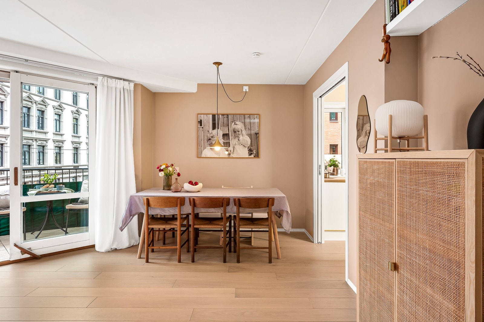 Naturlig sone for spisebord. Galleribilde