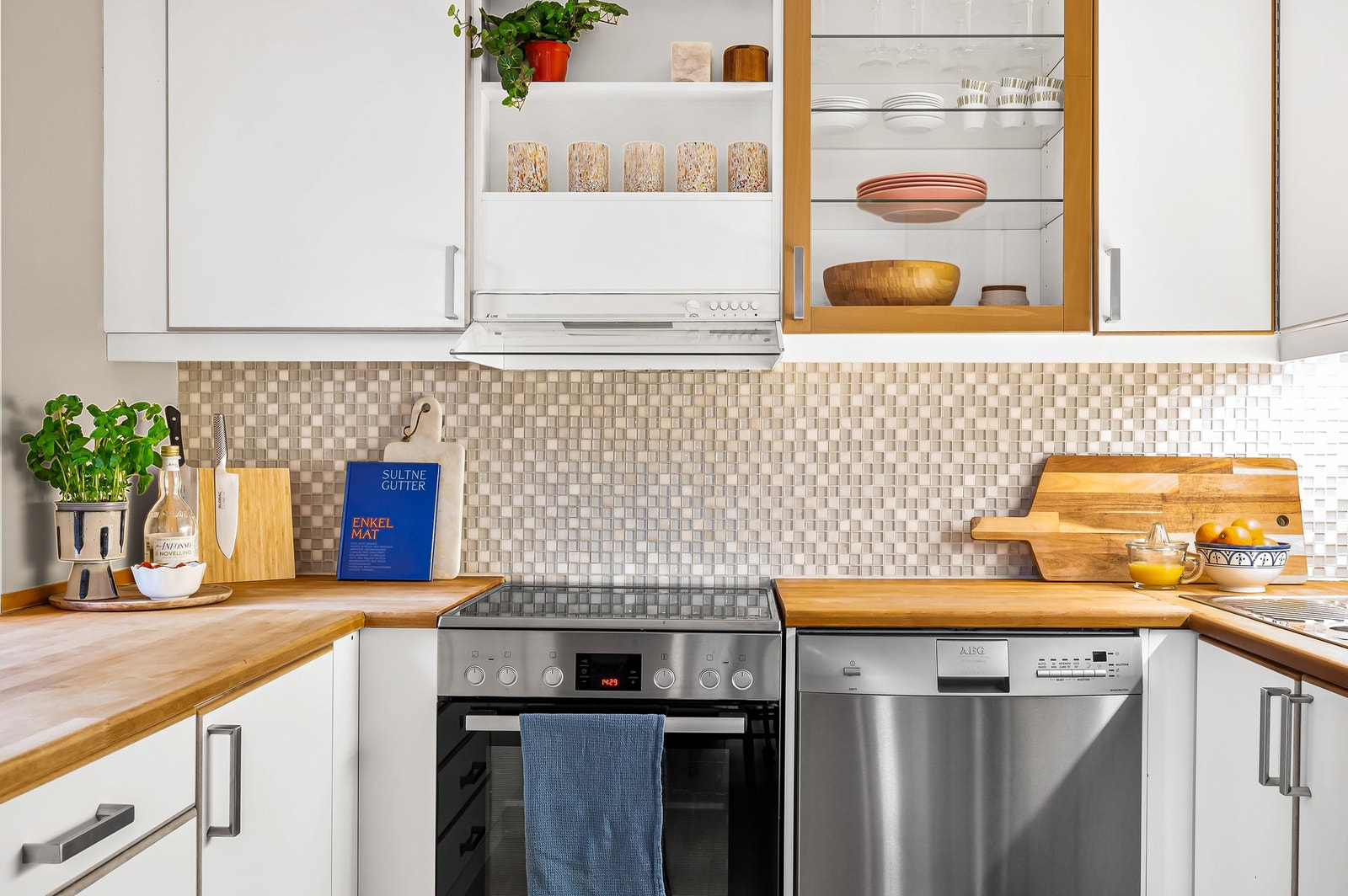 Her får du nydelige detaljer av eik, bøk benkeplate, og fliser over benk. Galleribilde