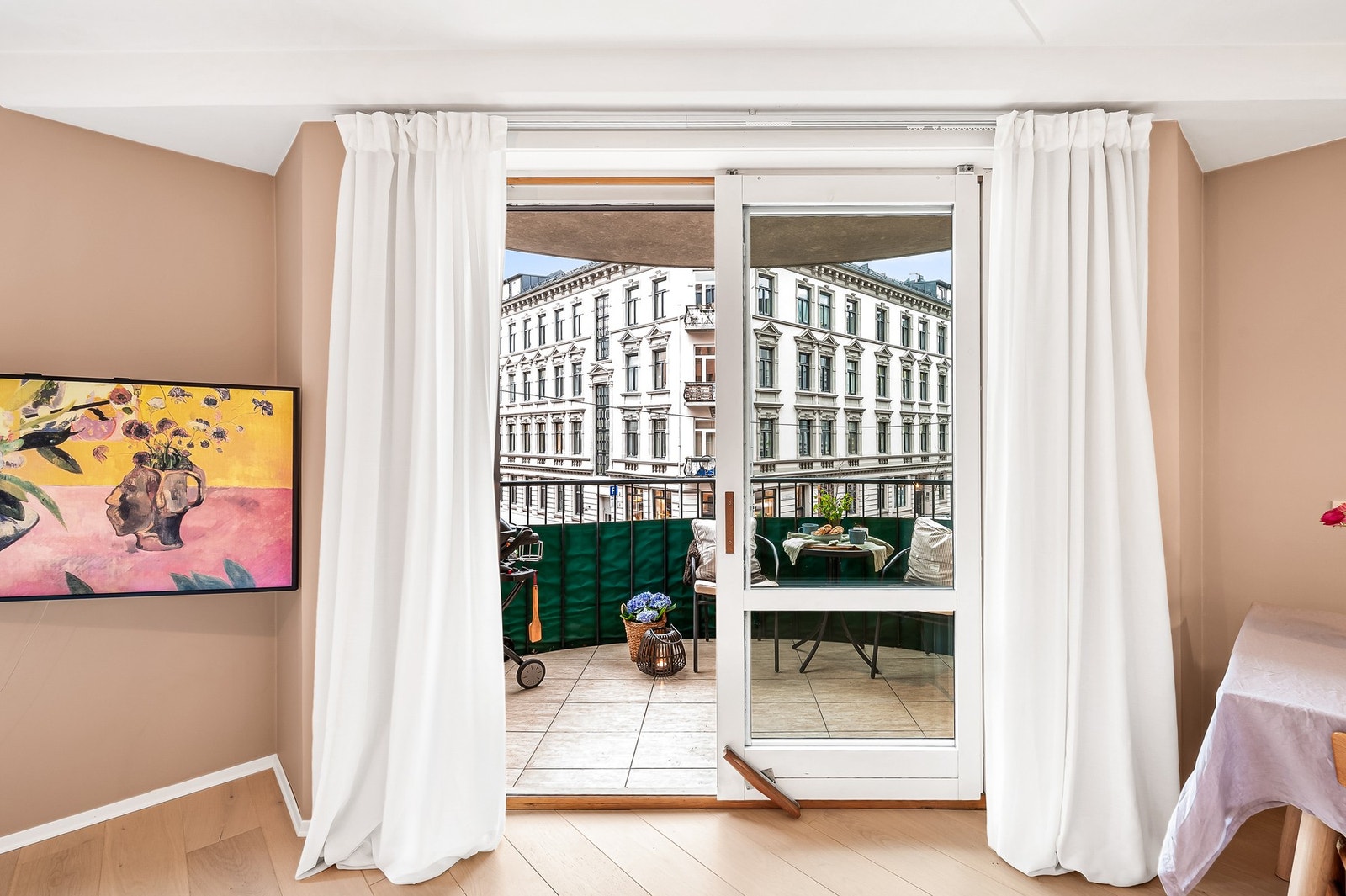 Balkongen er en super forlengelse av stuen. Galleribilde