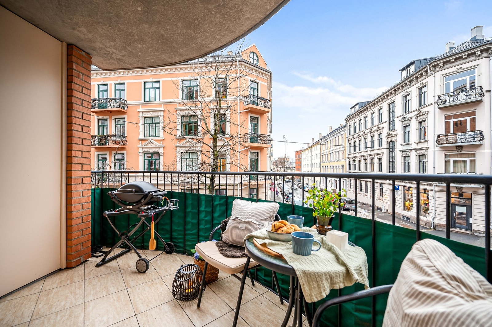 Deilig balkong som vender ut mot de nydelige, klassiske byggene i Frydenlundgata. Galleribilde