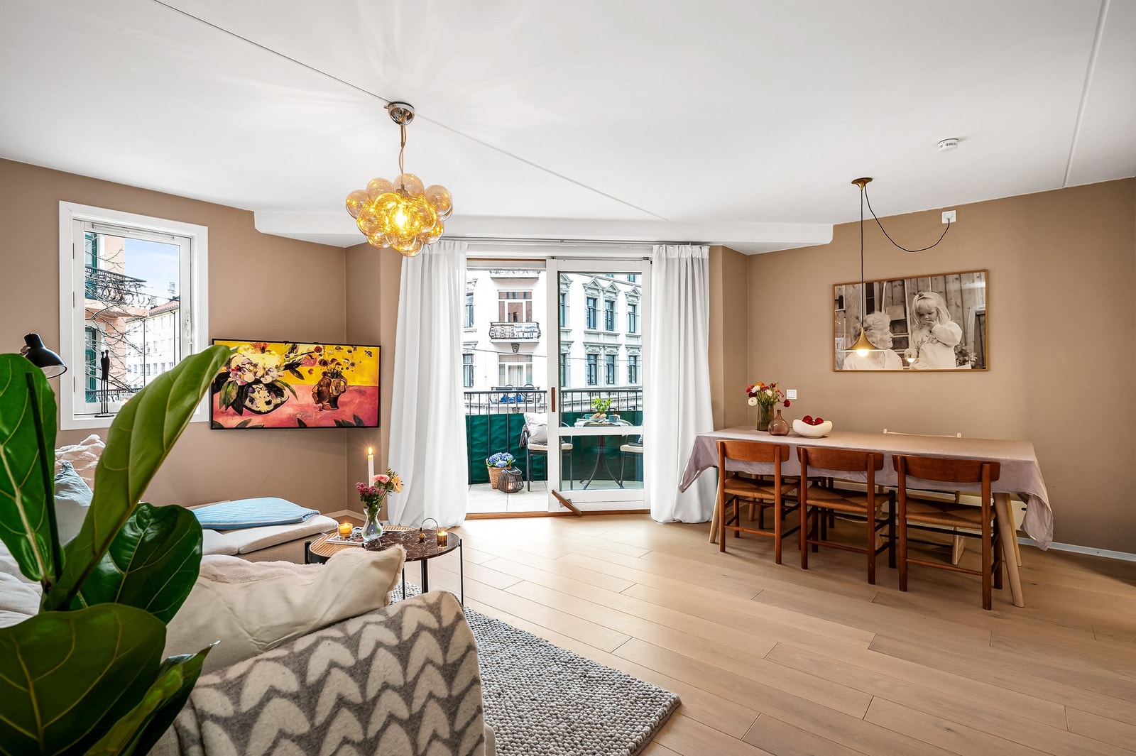 Her får du en leilighet med gode rom og store vindusflater som slipper lyset fint inn. Galleribilde