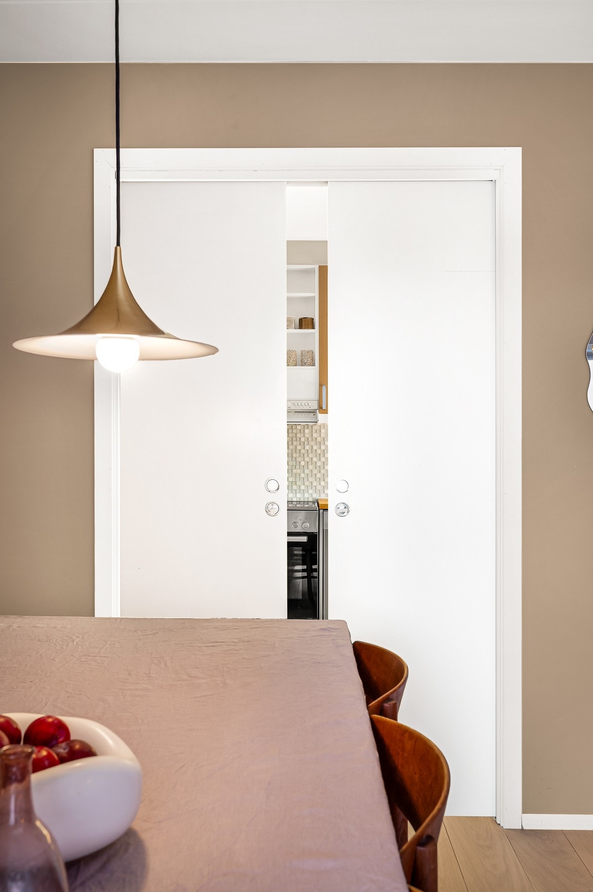 Kjøkkenet er praktisk adskilt med doble skyvedører. Galleribilde