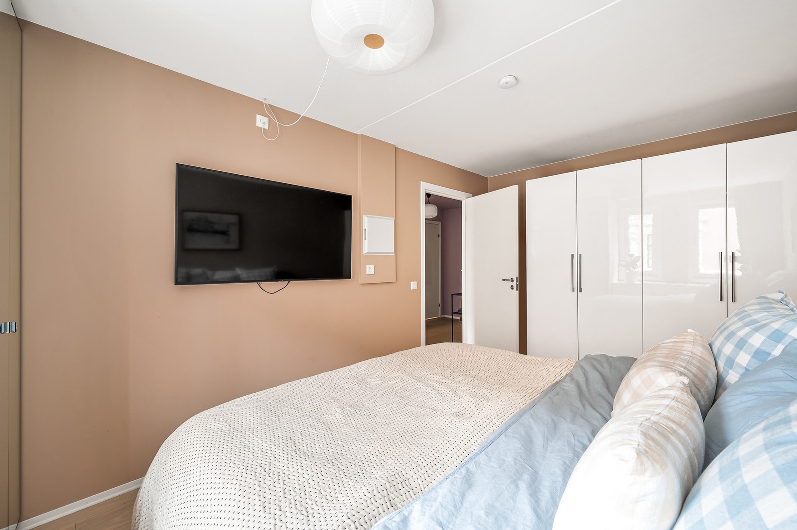 Massevis av lagringsplass i tre store garderobeskap. Galleribilde