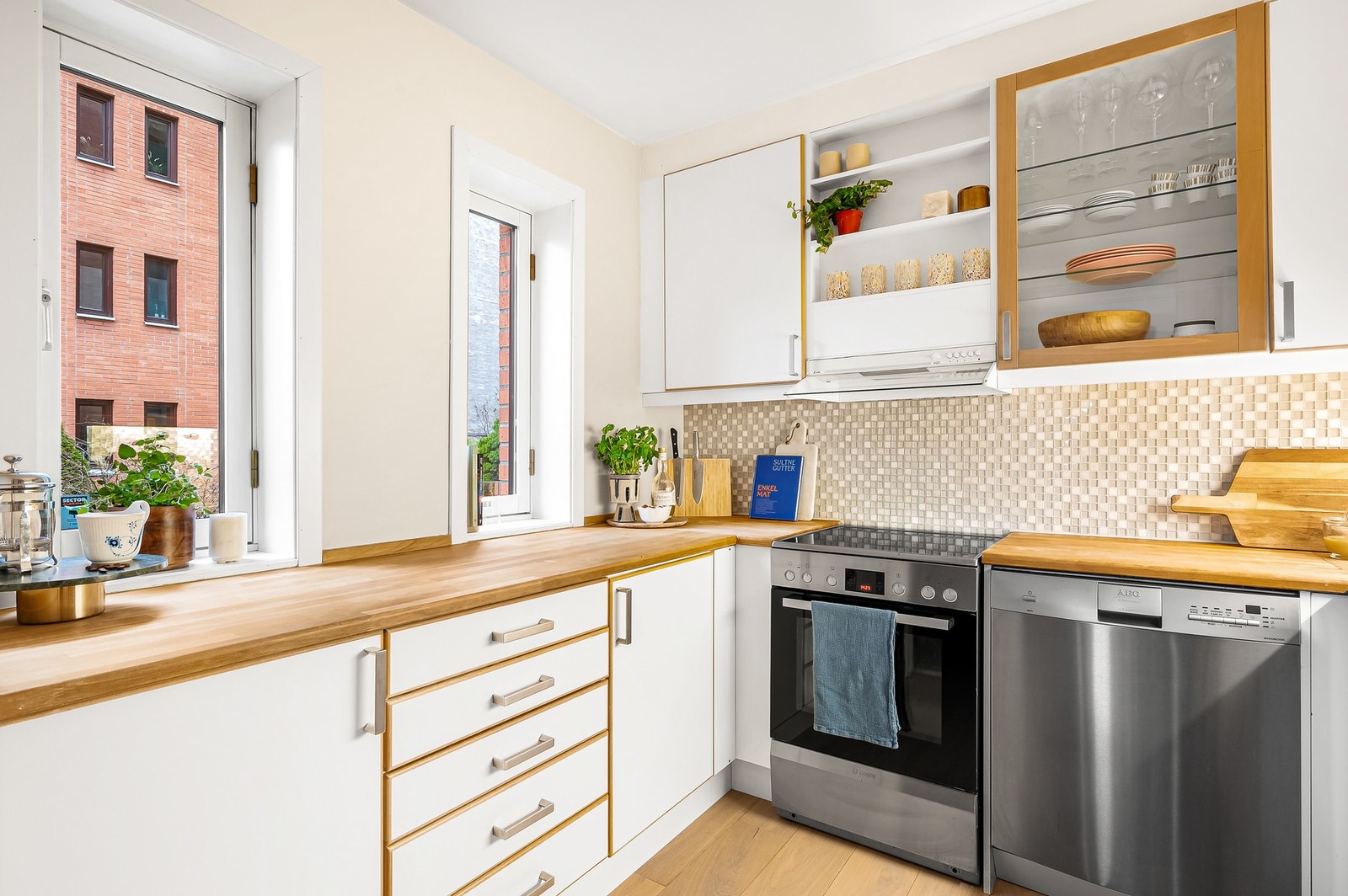 Vindusflater over benken gir et godt naturlig lys til matlagingen! Galleribilde