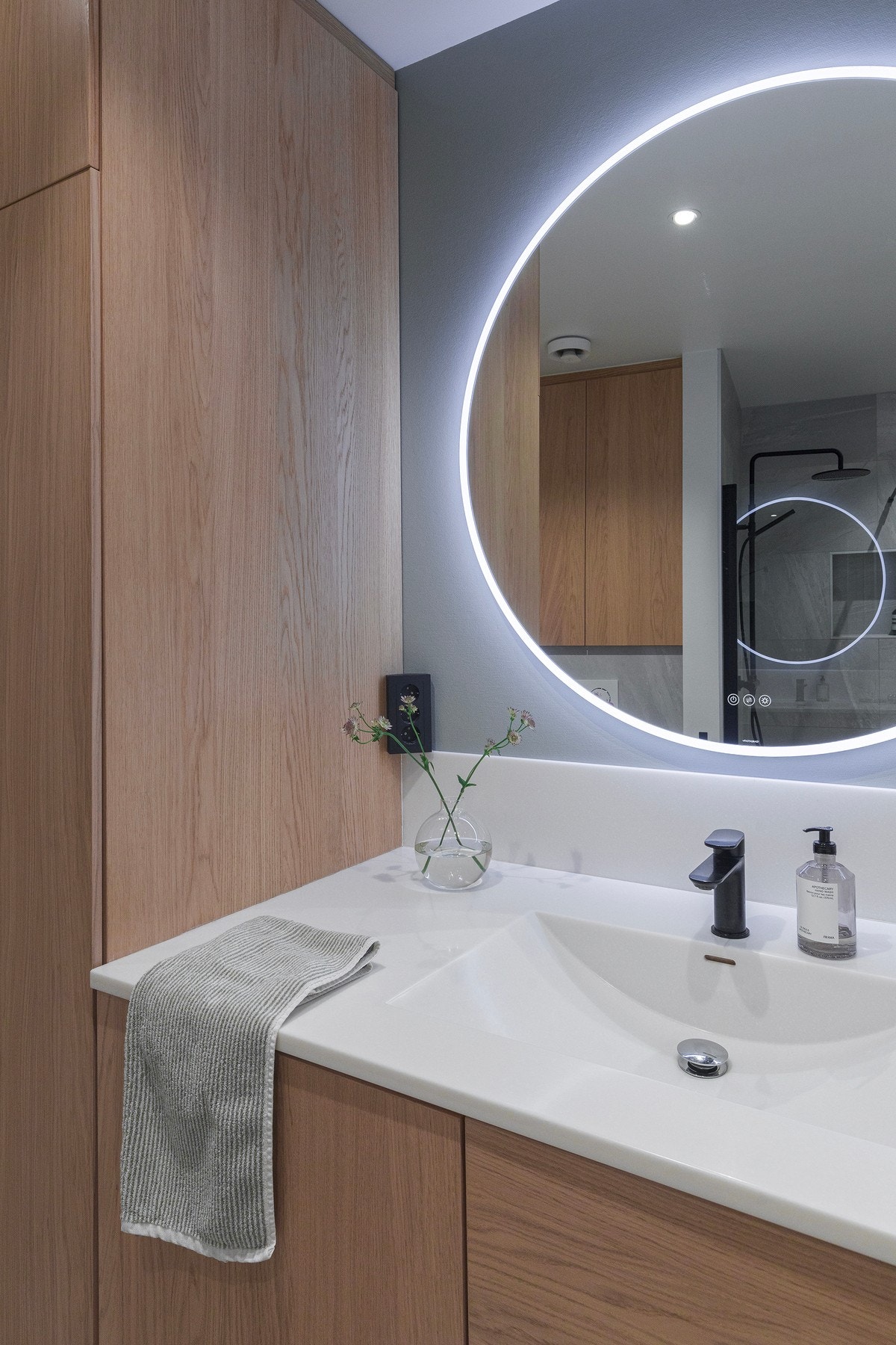 Det kan også nevnes at det ifm. oppussing i 2021 ble utført større arbeidet på det elektriske anlegget i boligen, samt rørfornying (rør-i-rør). Også utført av fagfolk. Galleribilde