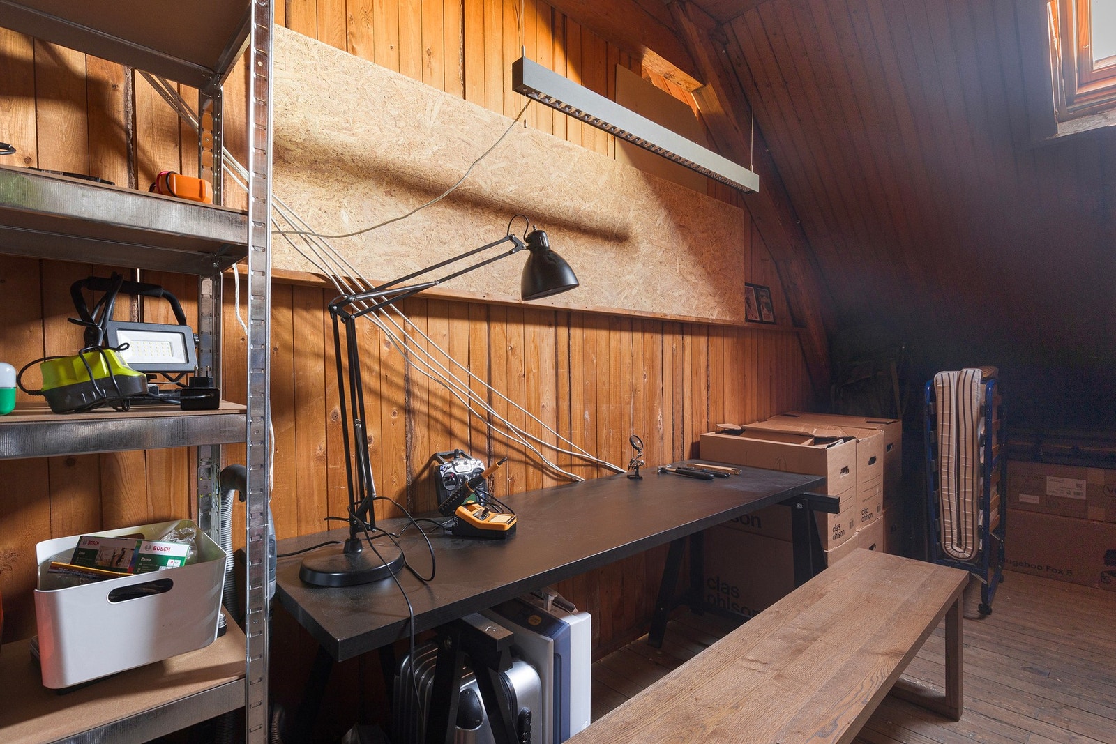 Med leiligheten følger det også godt med oppbevaringsplass i to eksterne boder. Denne ligger på loftet og er av en god størrelse, samt at man også har en bod i kjeller med mye lagringsplass. Galleribilde