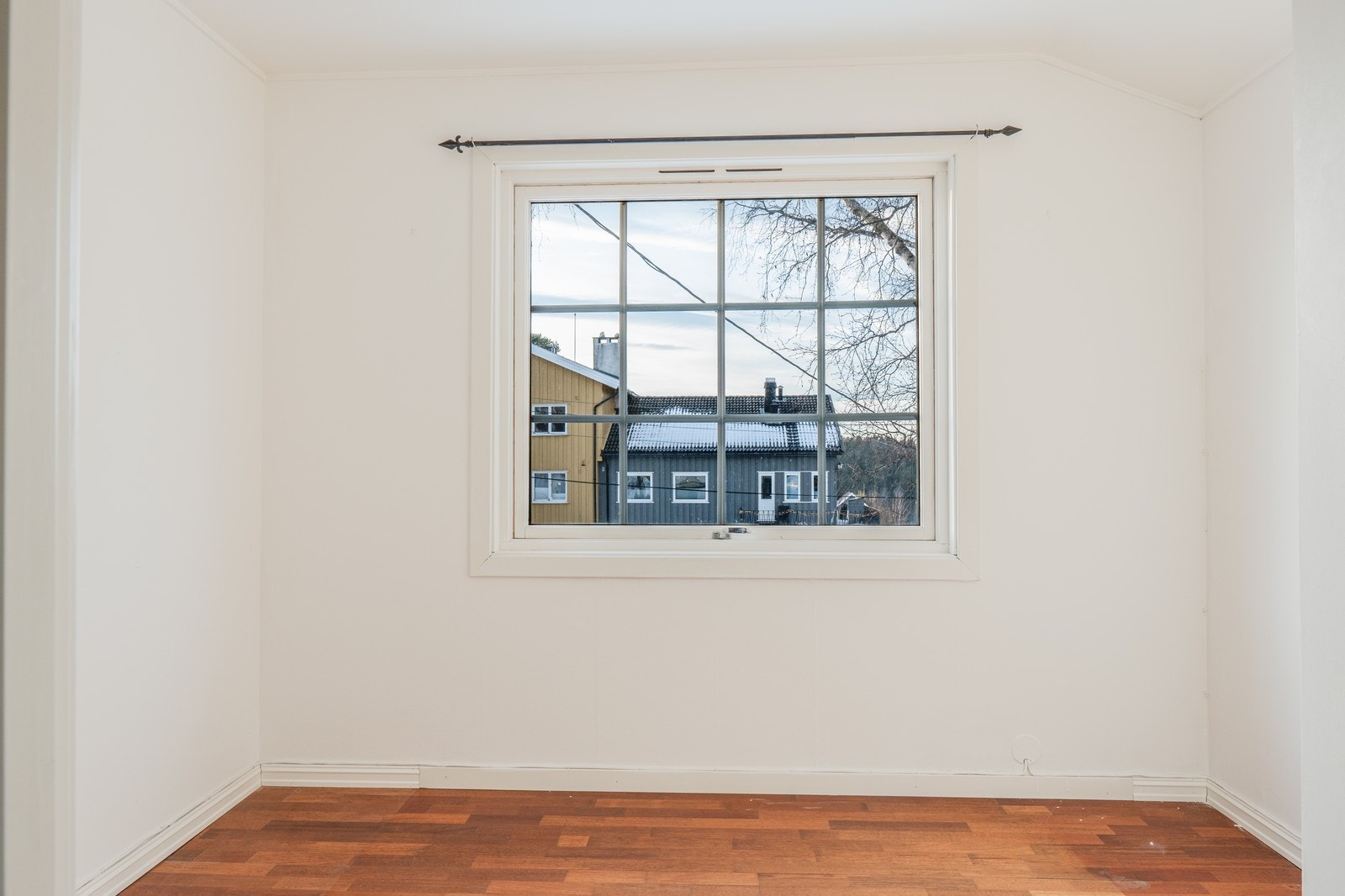 Soverom med plass til en stor seng og soveromsinnredning. Galleribilde