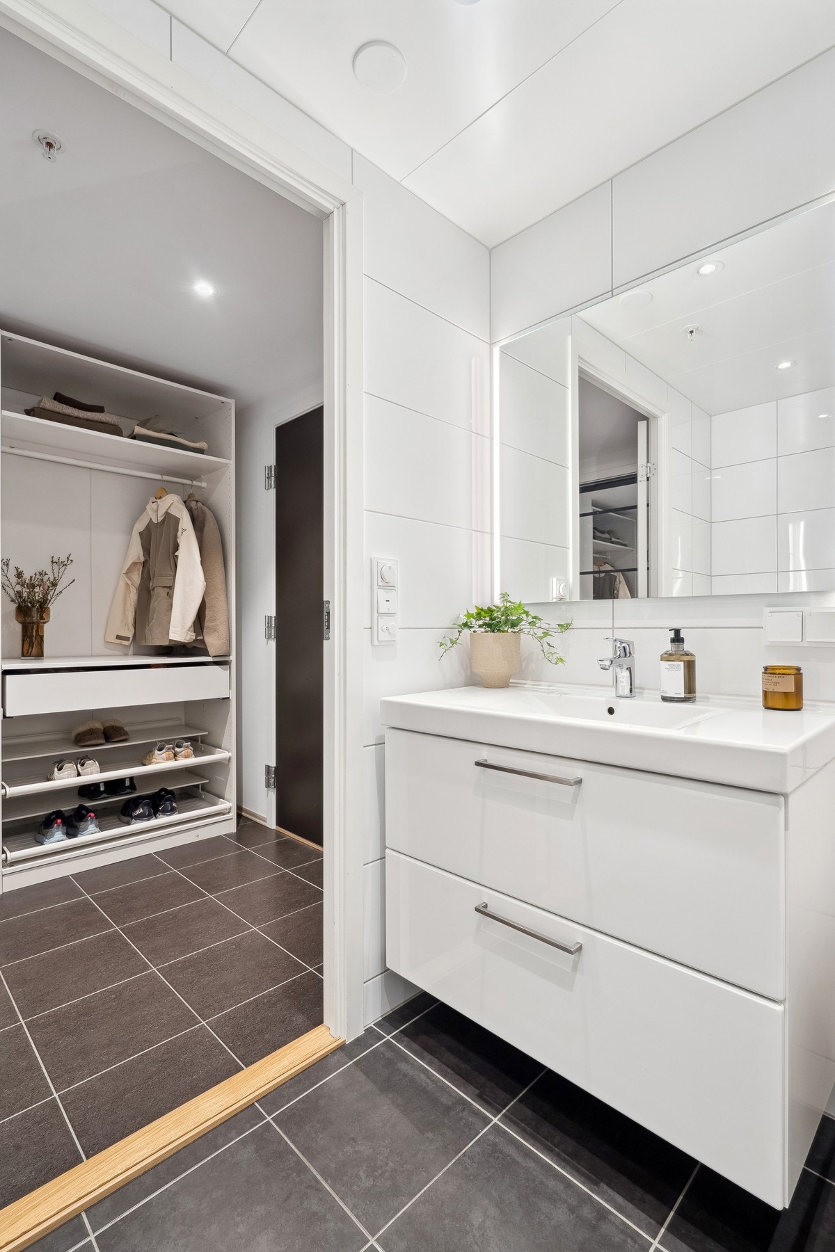 Moderne innredning med nedfelt servant. Galleribilde