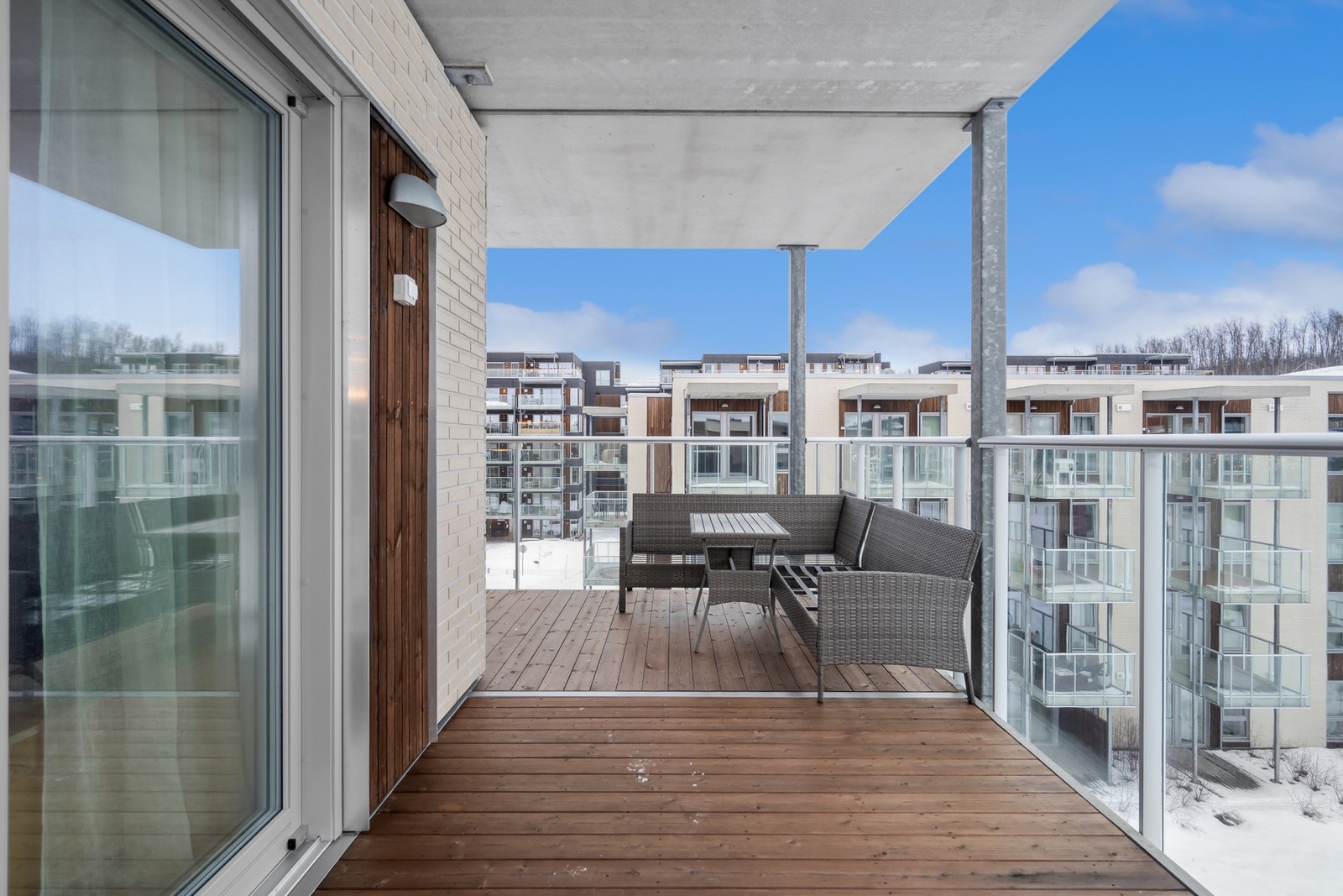 Verandaen strekker seg mot sør, vest og øst. Galleribilde