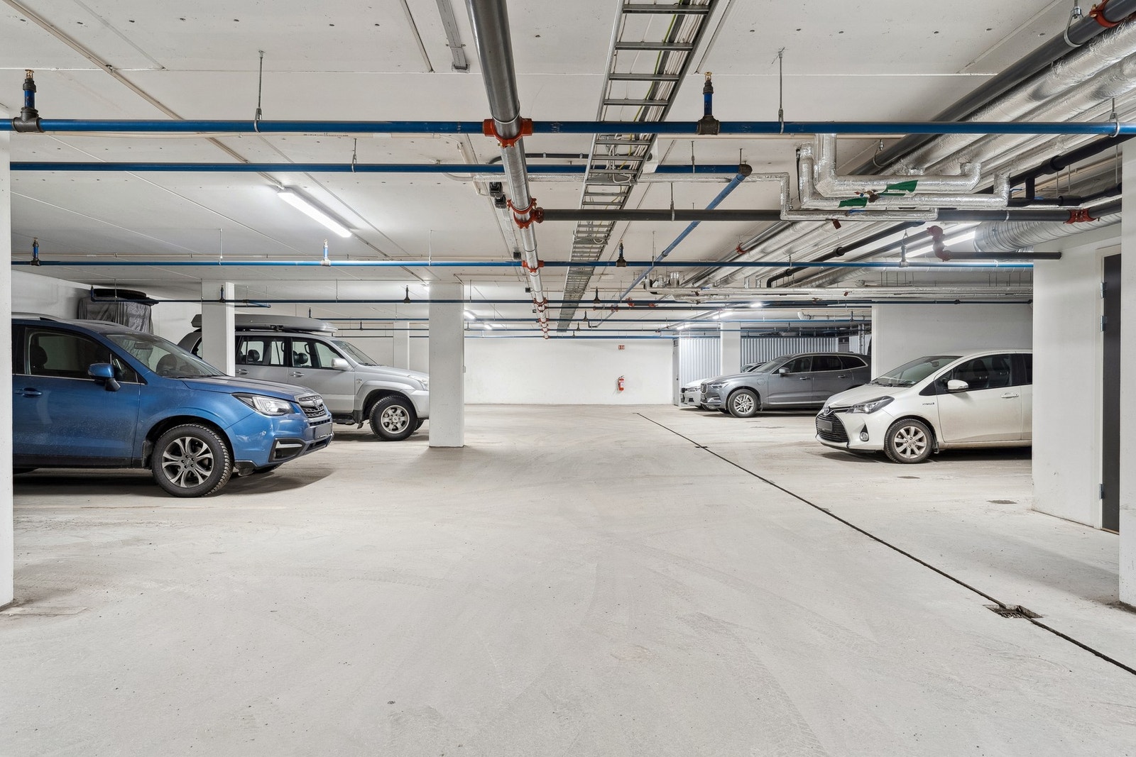 Biloppstillingsplass i felles garasjeanlegg under bygget. Galleribilde