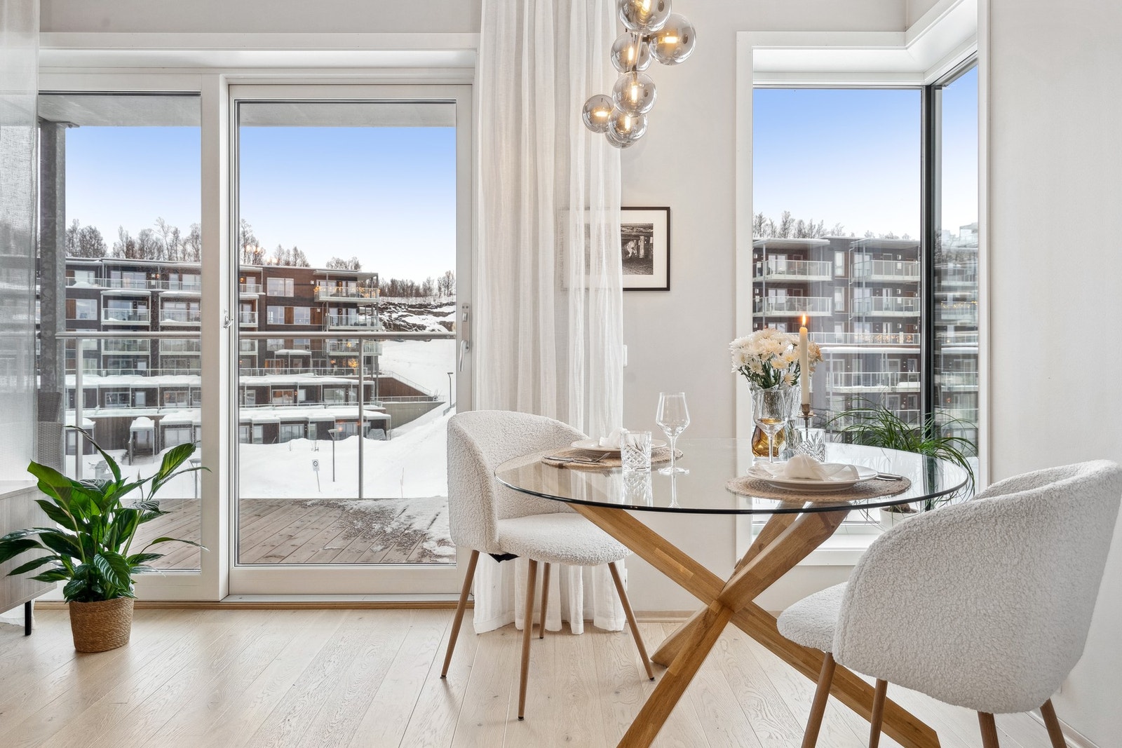Fra stuen er det utgang til en overbygd veranda. Galleribilde