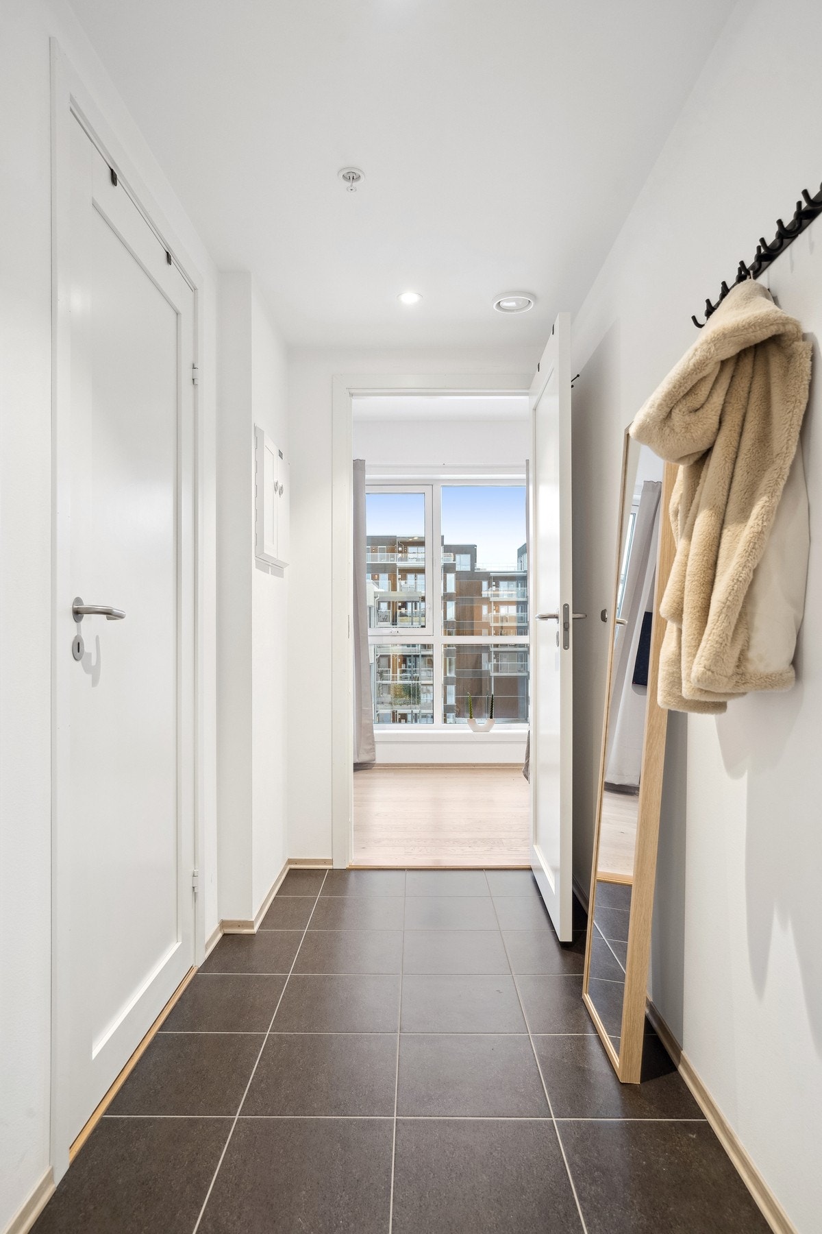Hybelen har egen inngang og entre. Galleribilde