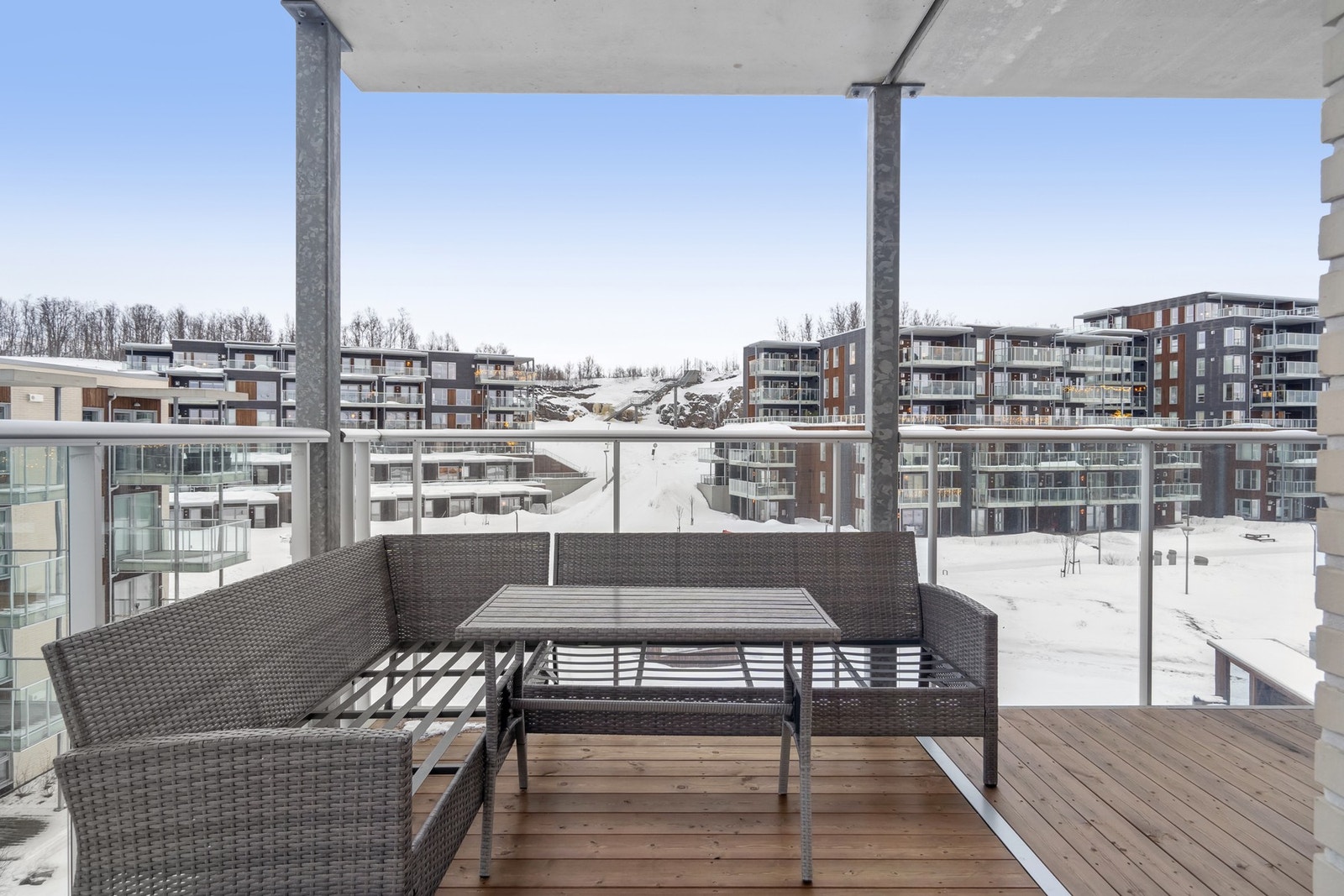 En stor veranda, forlenger stuen i sommermånedene. Galleribilde