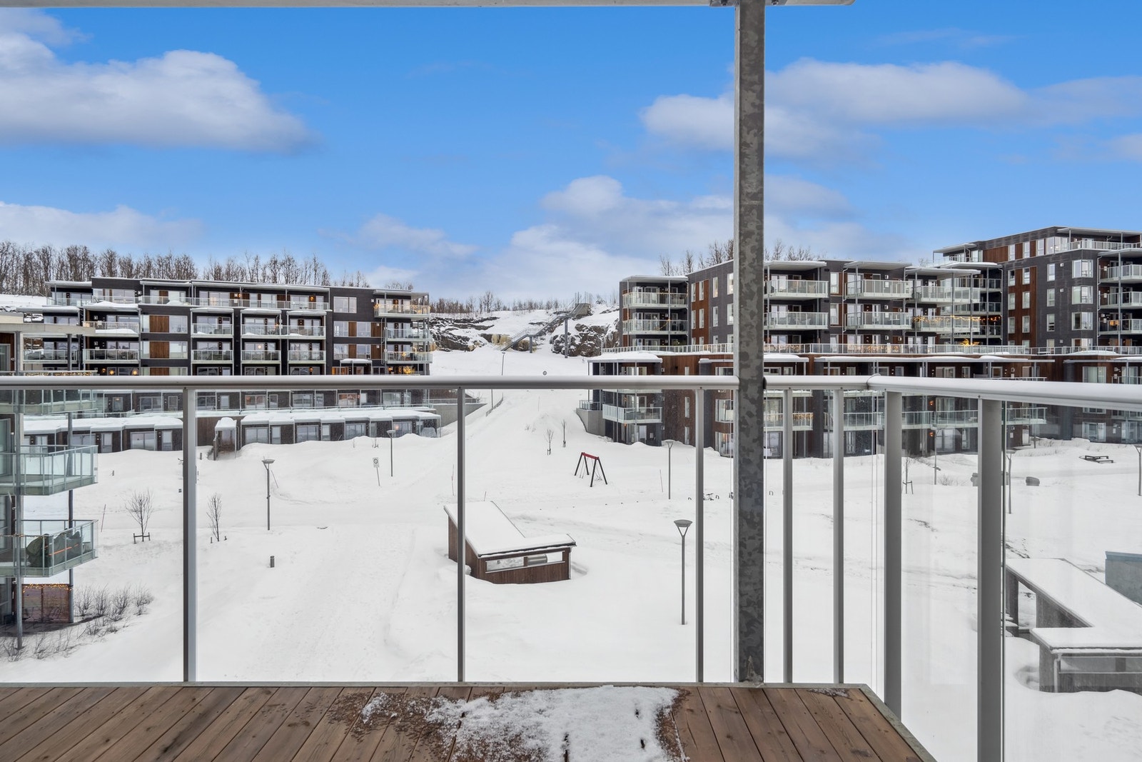 Stor, overbygd veranda med sjøutsikt mot nordvest. Galleribilde