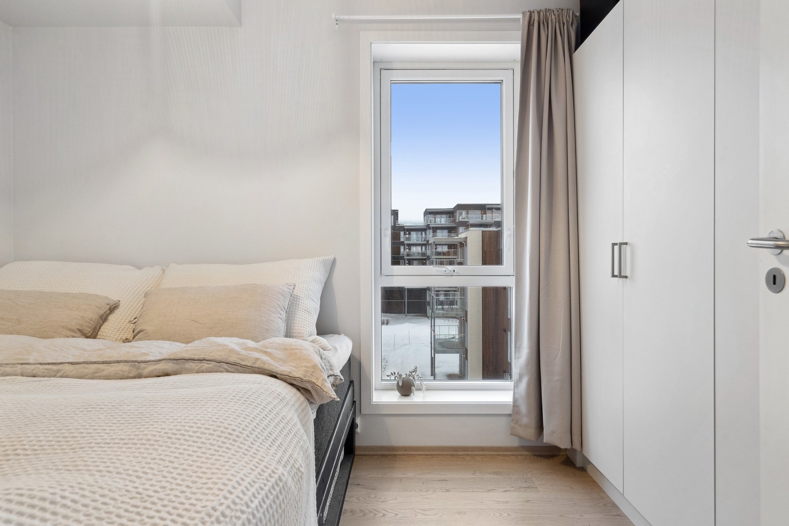 Lyst og luftig soverom med mye garderobeplass. Galleribilde