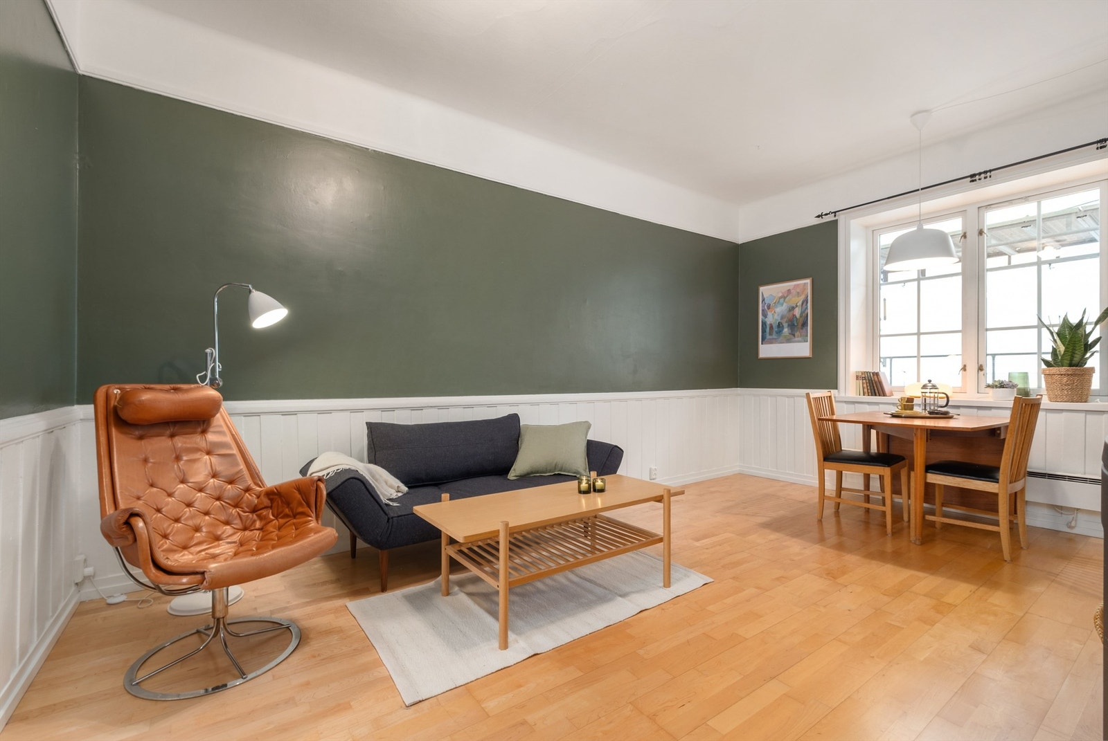 Det er nylig byttet vinduer i leiligheten. Stillaset er nå fjernet. Galleribilde