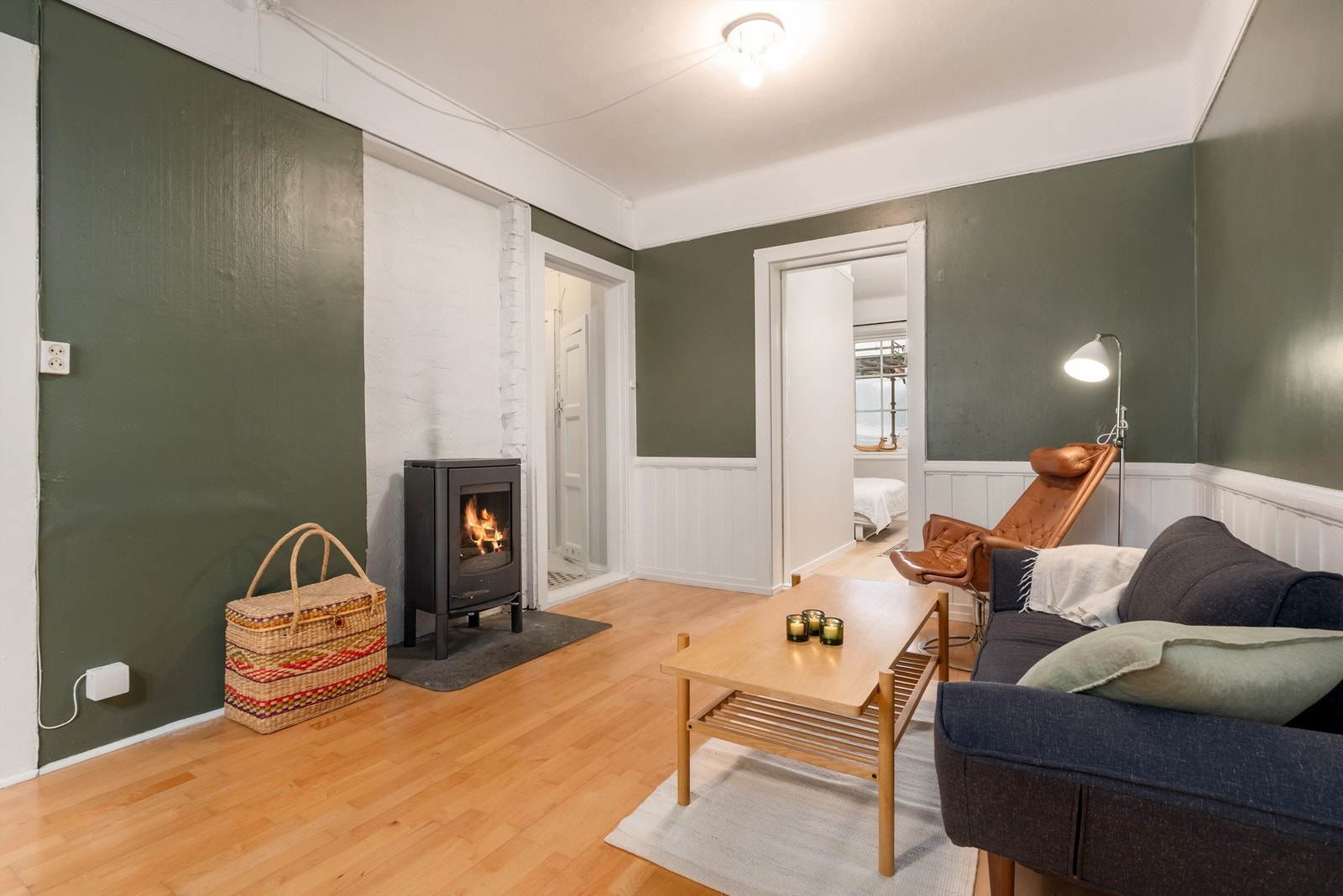 Koselig stue med god takhøyde og vedovn. Galleribilde