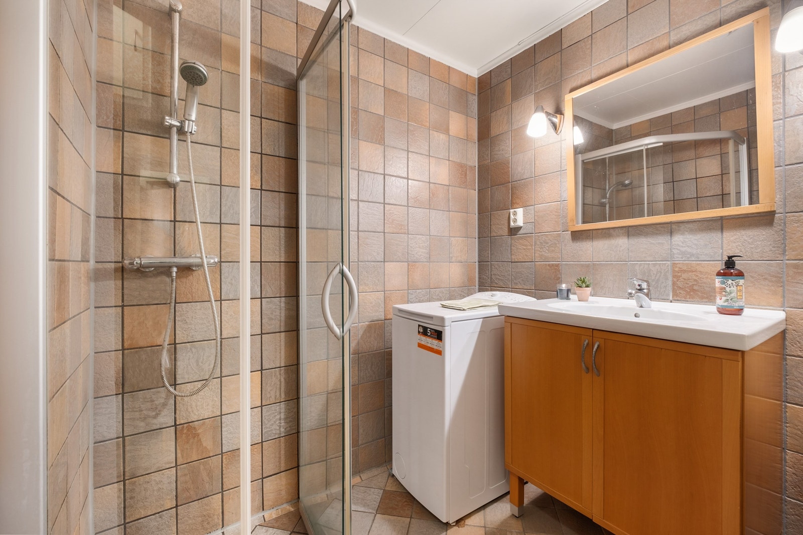 Pent flislagt bad med varme i gulv og opplegg for vaskemaskin. Galleribilde