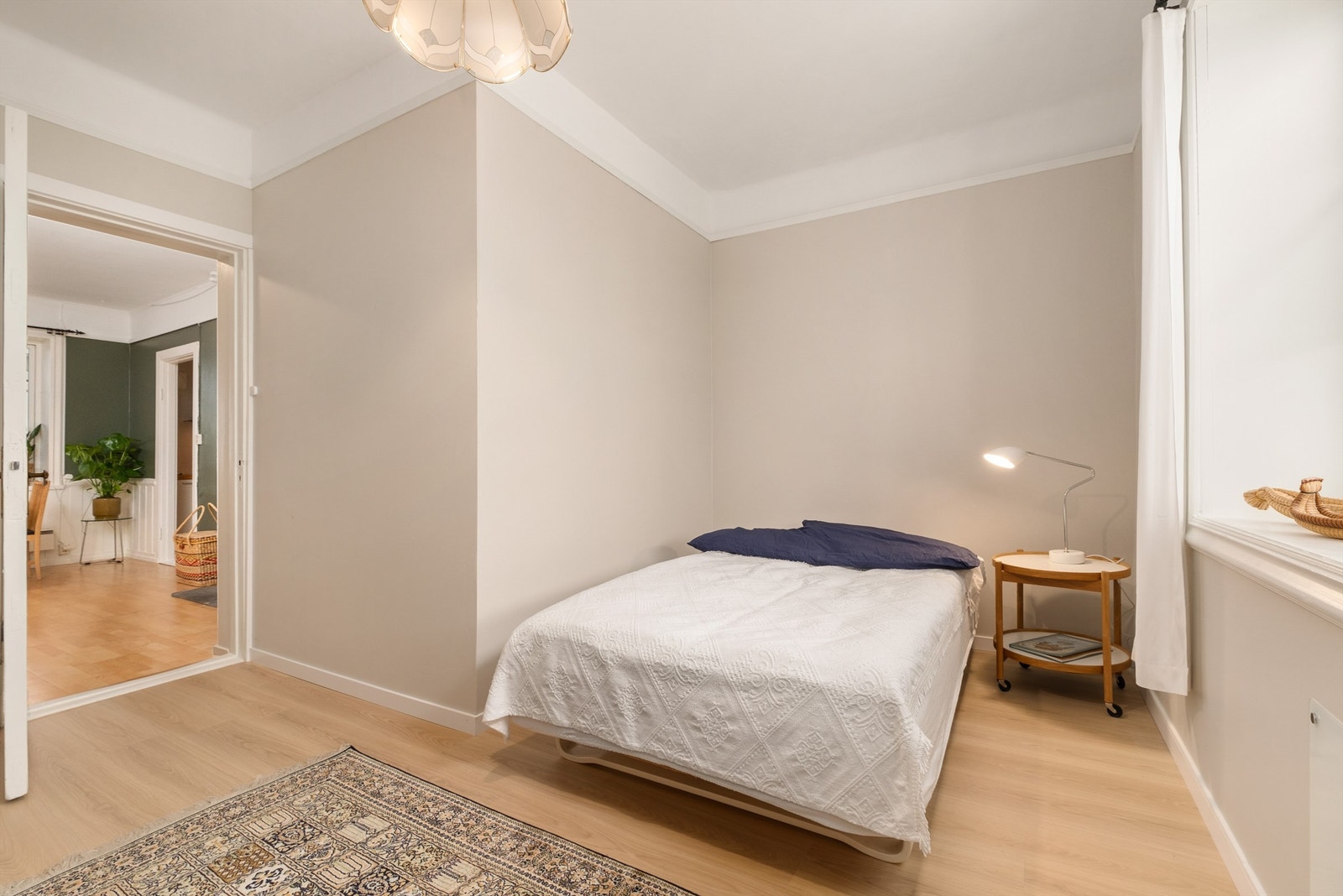 Soverom på romslige 12 kvm med plass til garderobeskap. Galleribilde