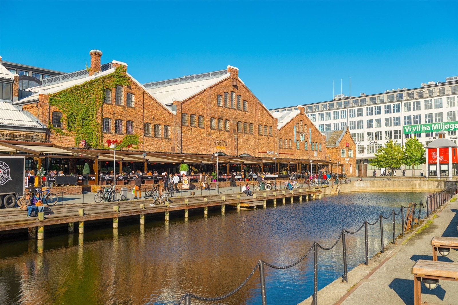 Solsiden ligger også i nærheten. Her har man tilgang på alt fra uteliv, restauranter, dagligvarebutikker og andre servicetilbud. Galleribilde