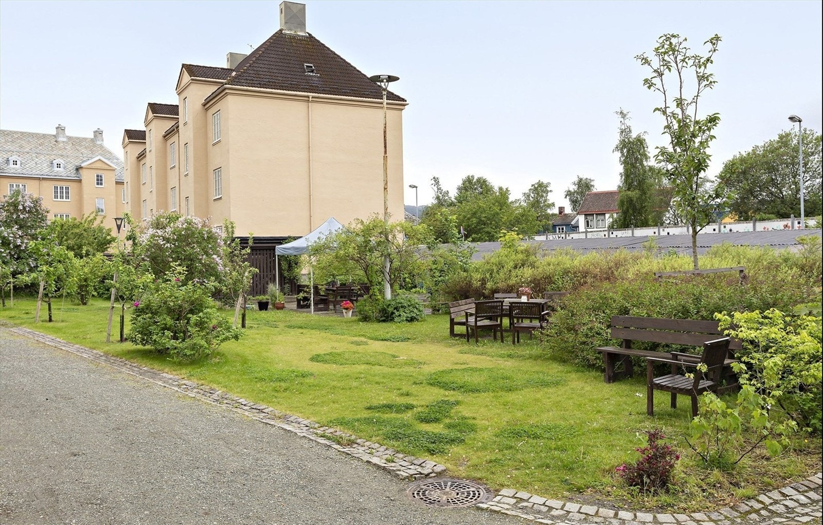 Fellesarealet er pent opparbeidet med diverse beplantninger og sitteplasser. Galleribilde