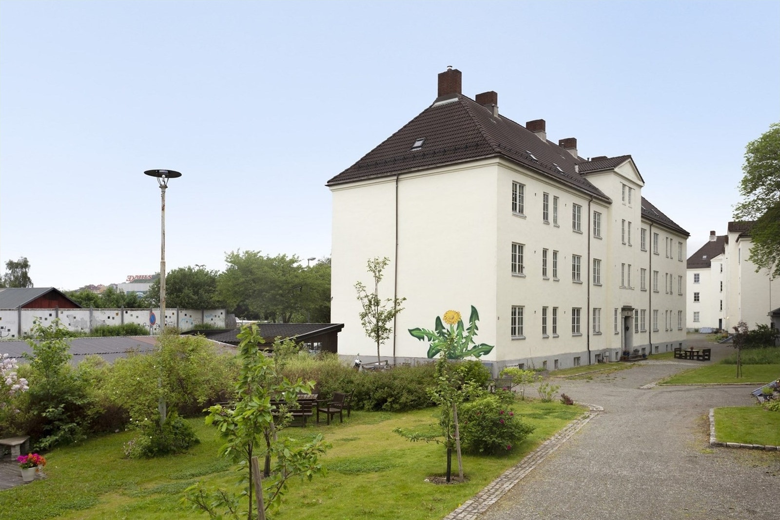 Rolig og trivelig uteområde. Det er gjort vedlikehold av tak, fasade og vinduer den siste tiden. Galleribilde